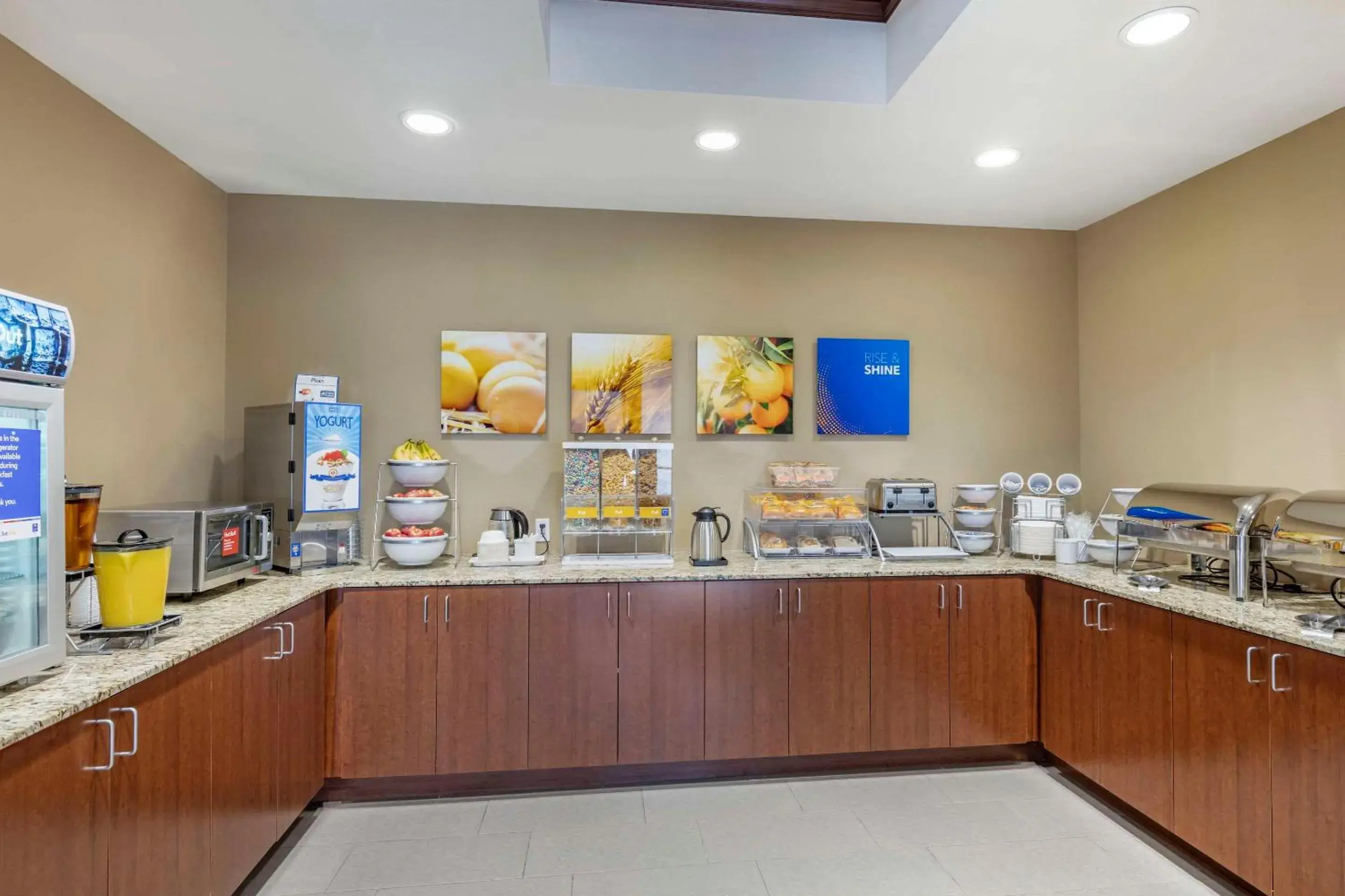 Breakfast in Comfort Inn & Suites Edgewood Breakfast in Comfort Inn & Suites Edgewood