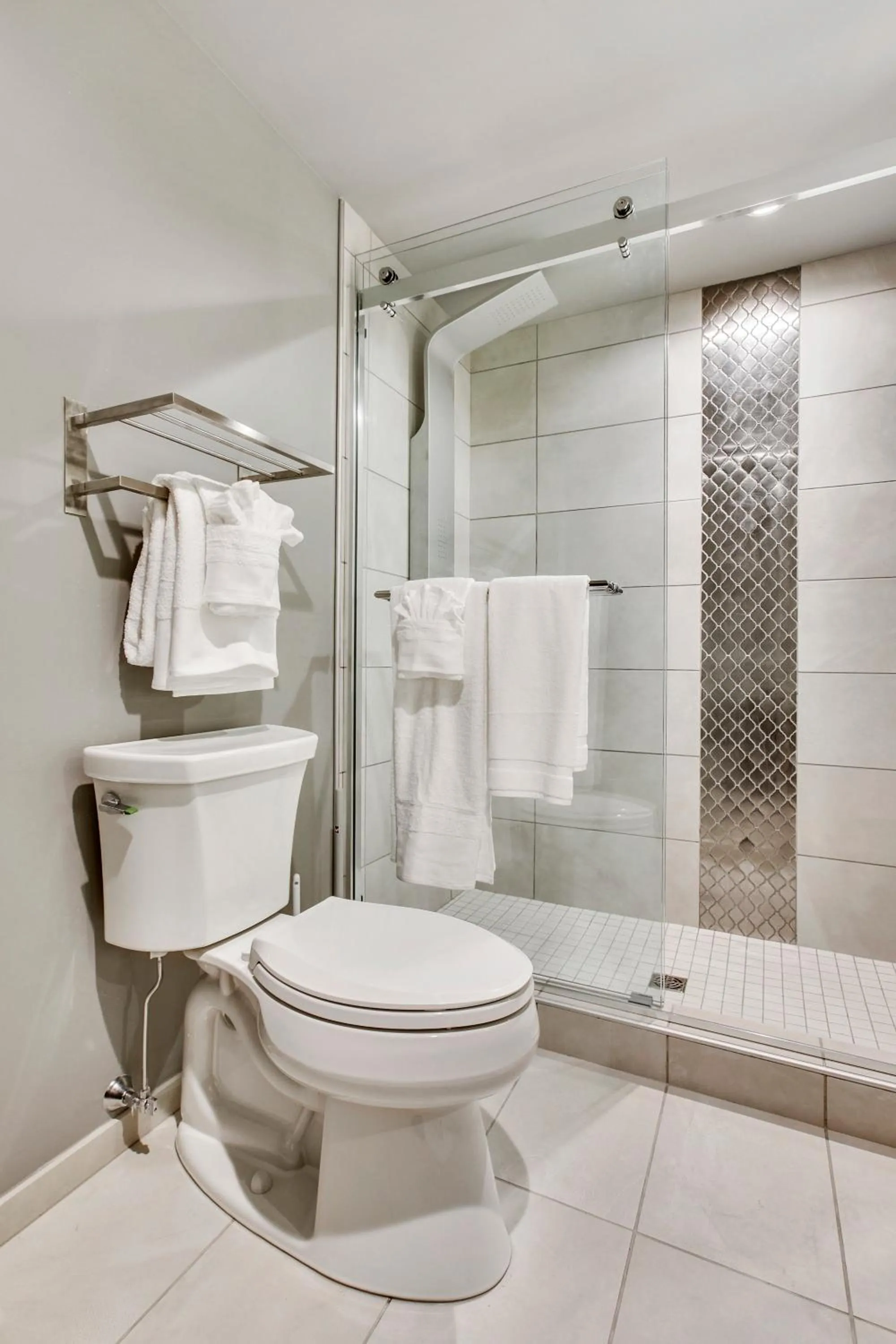 Shower in Etage Executive Living