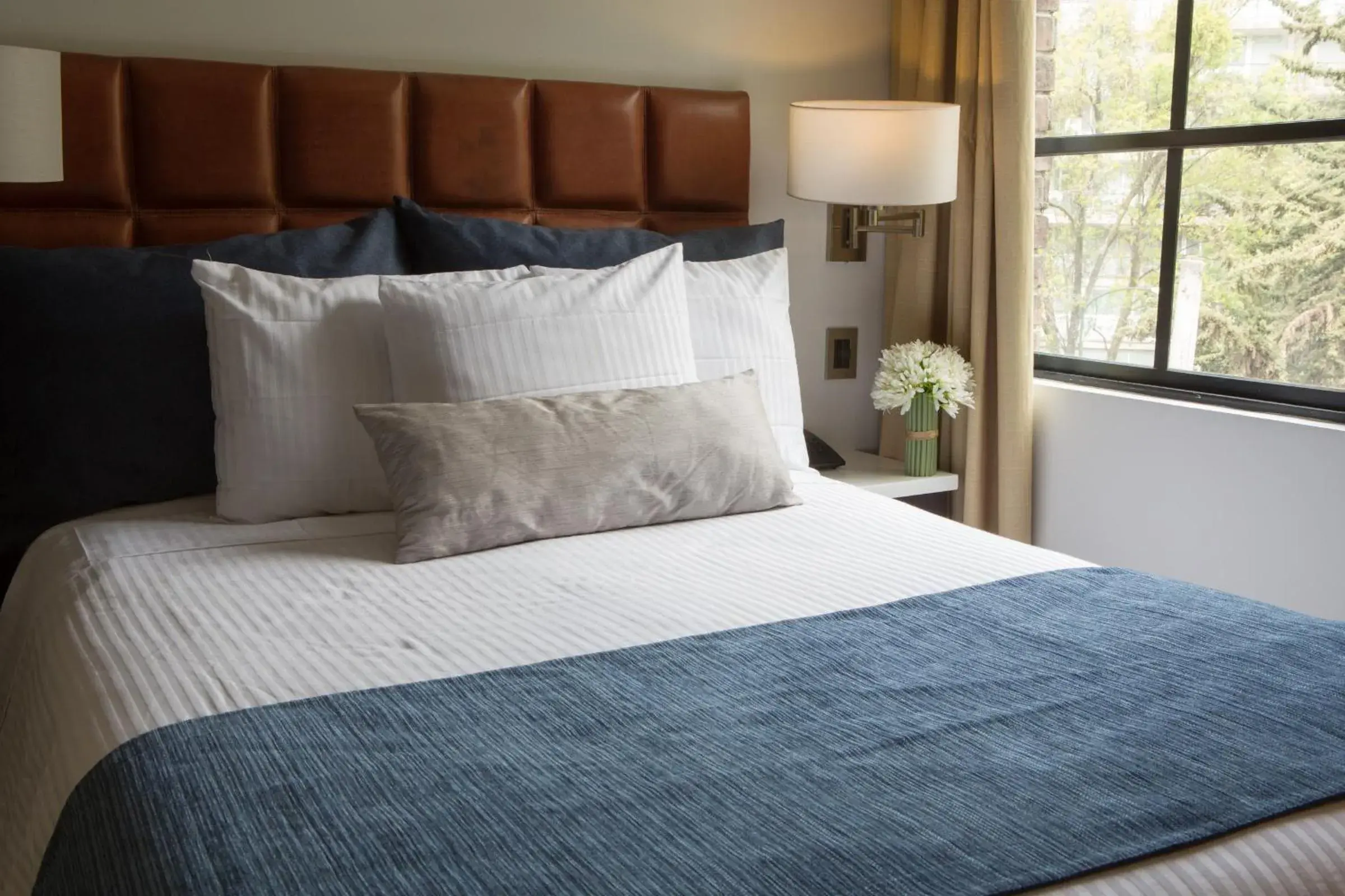 Bed in FlowSuites Polanco Bed in FlowSuites Polanco