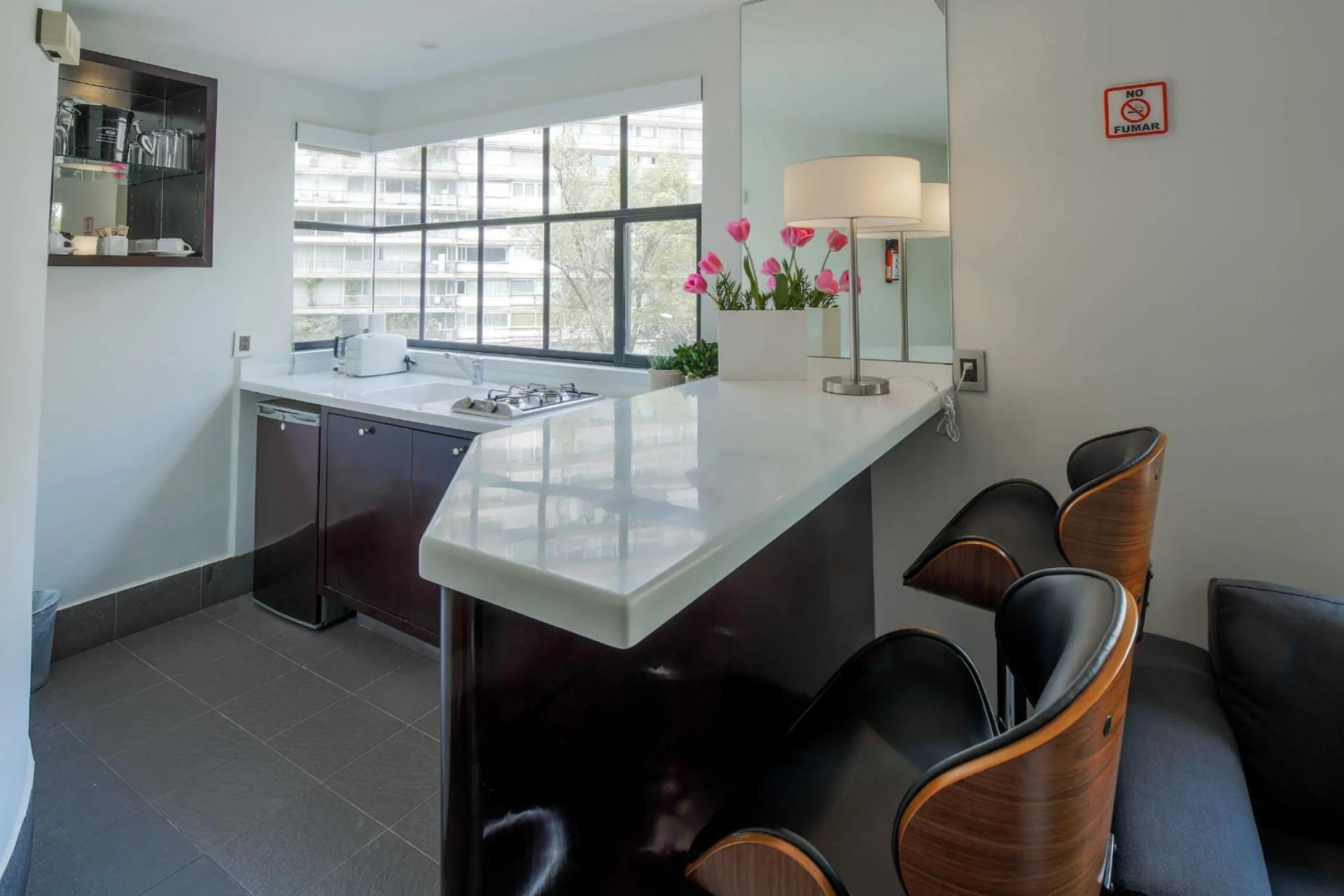 Kitchen or kitchenette in FlowSuites Polanco