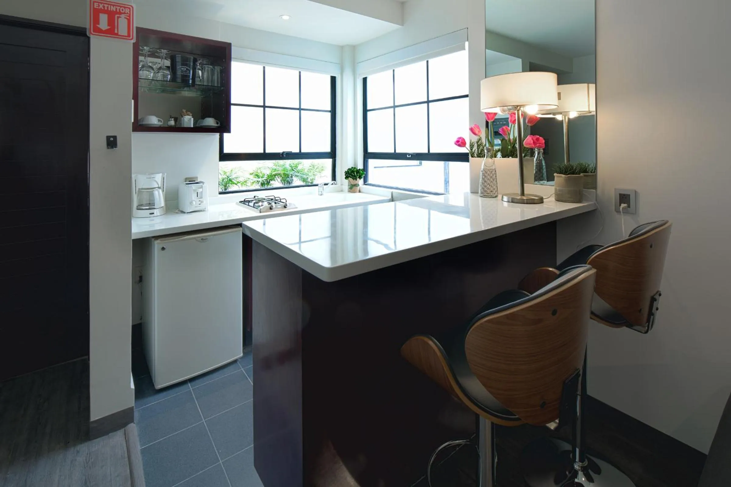 Kitchen or kitchenette in FlowSuites Polanco