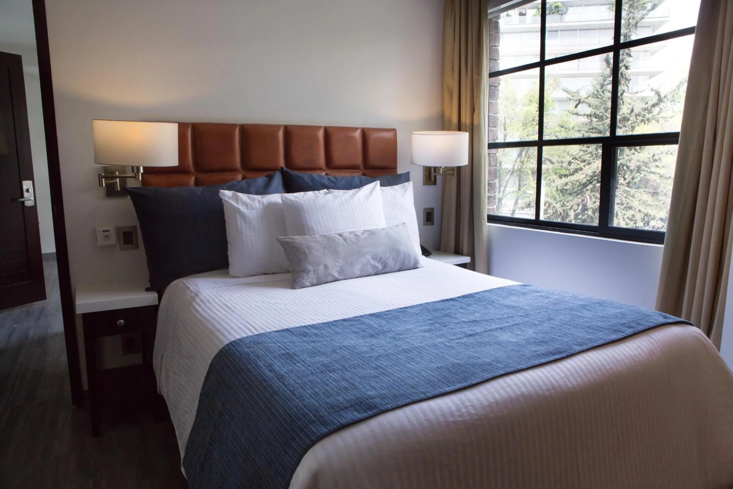 Bed in FlowSuites Polanco