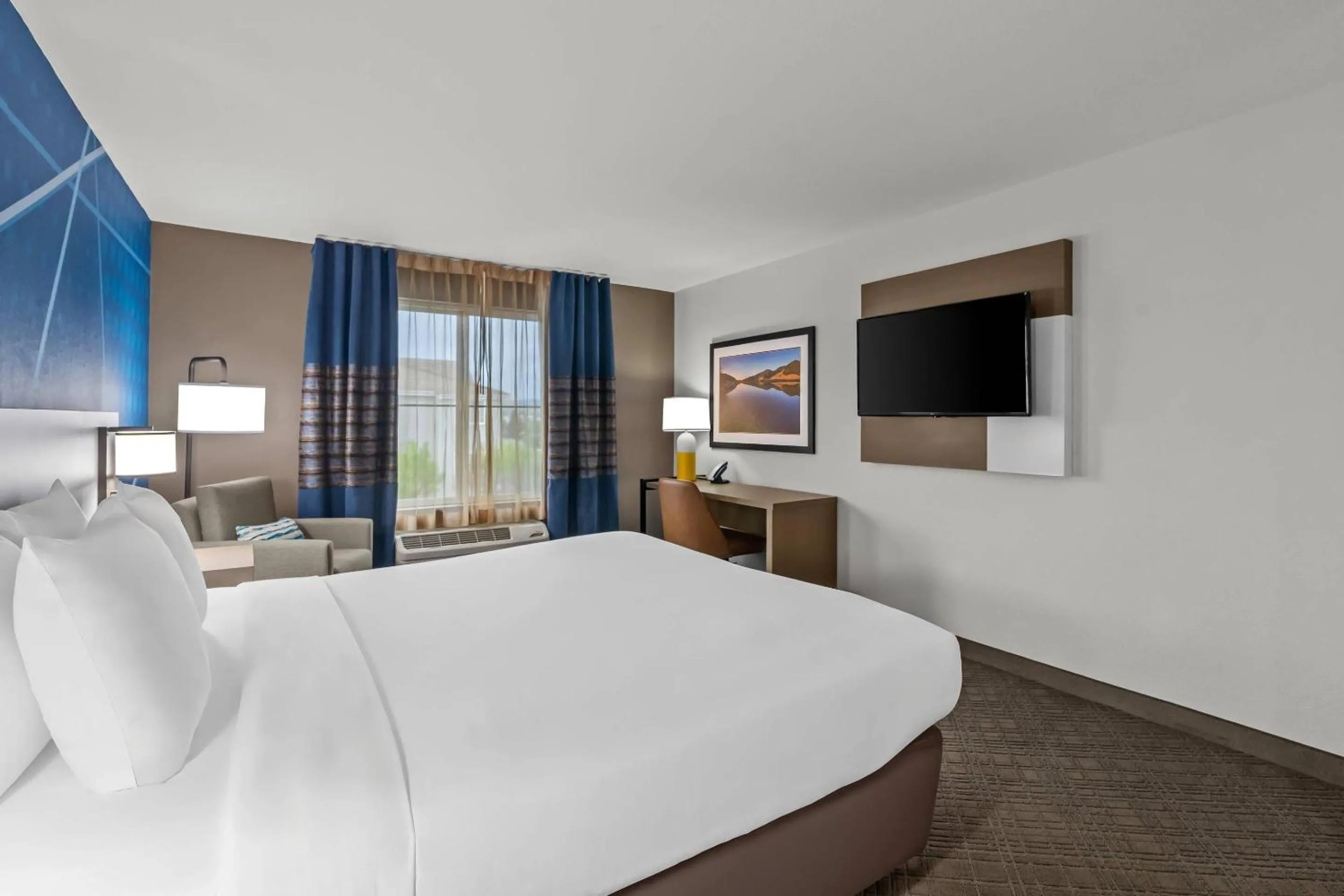 Bedroom, Bed in Comfort Inn South San Jose - Morgan Hill