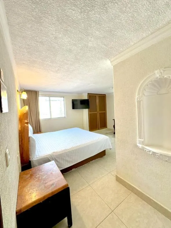 Photo of the whole room, Bed in Suites Cancun Center