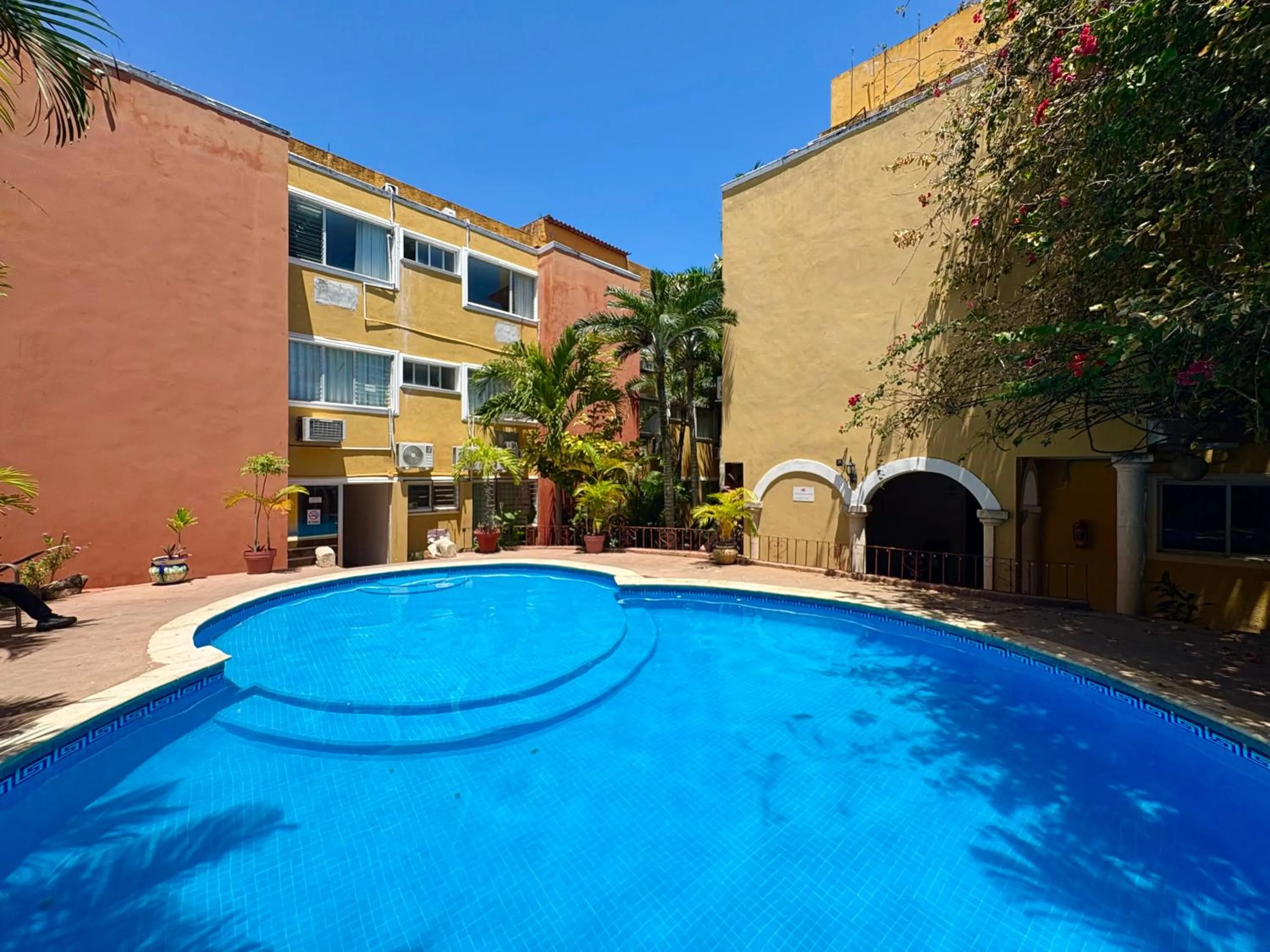 Swimming pool in Suites Cancun Center