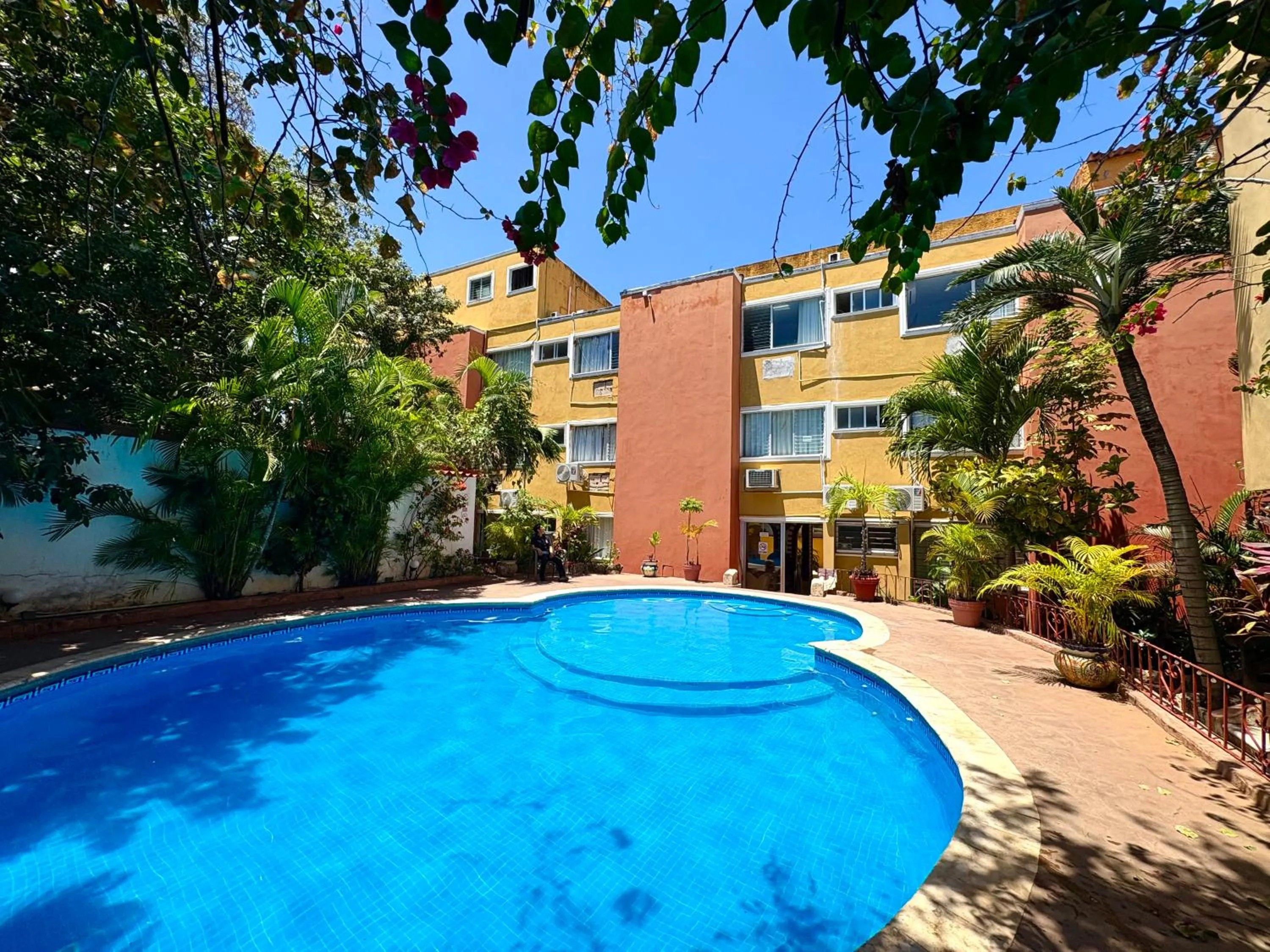 Swimming pool in Suites Cancun Center