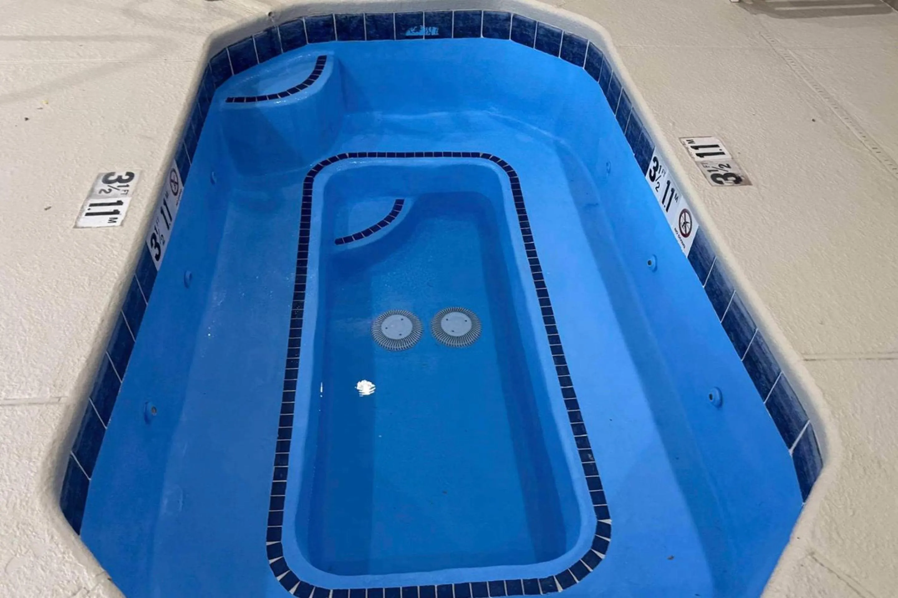 Swimming pool in Comfort Suites Albuquerque-North Journal Center