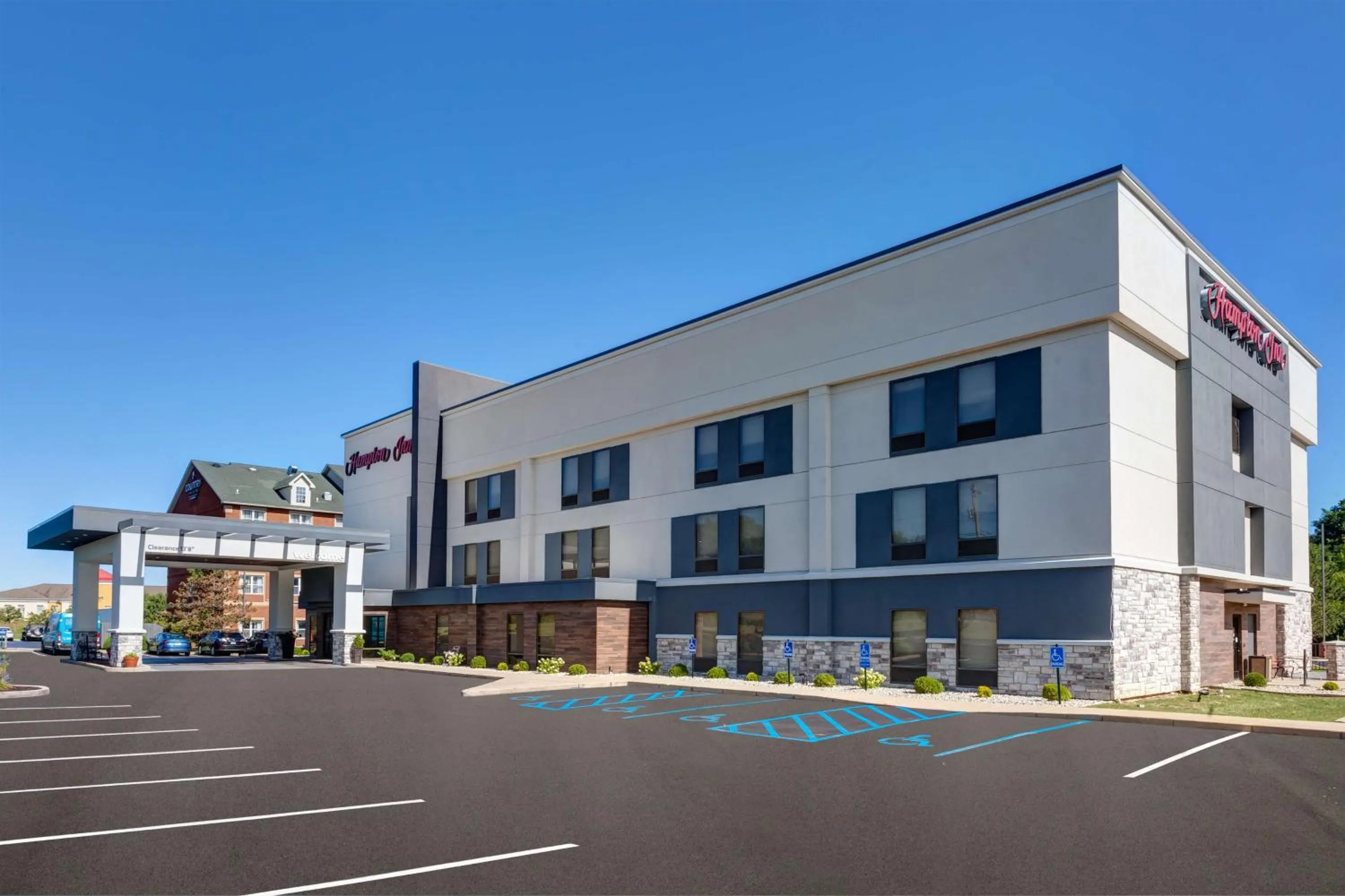 Property building in Hampton Inn Cincinnati Airport-North