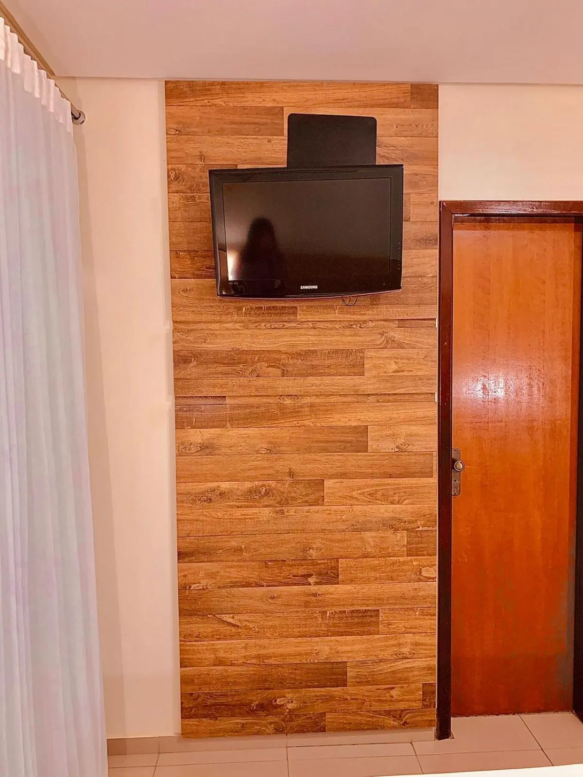 TV and multimedia in Victoria Plaza Hotel