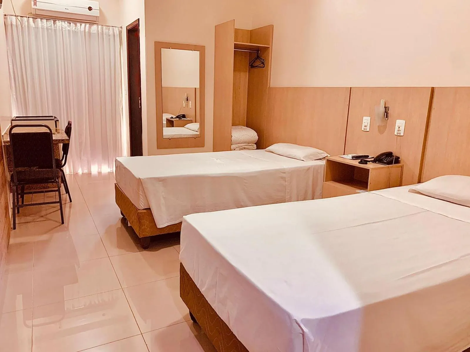 Bedroom, Bed in Victoria Plaza Hotel