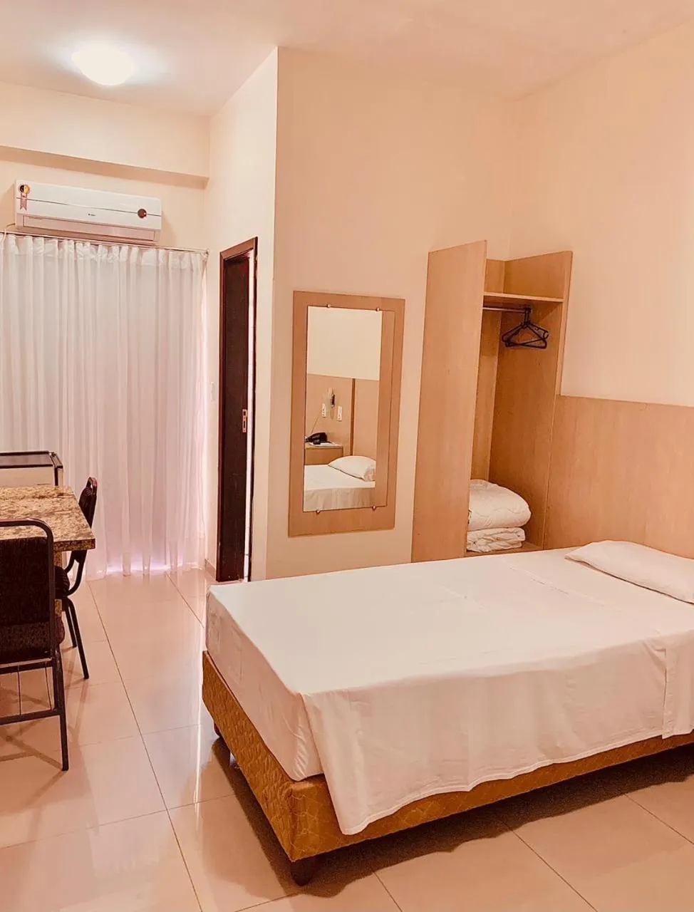 Bedroom, Bed in Victoria Plaza Hotel