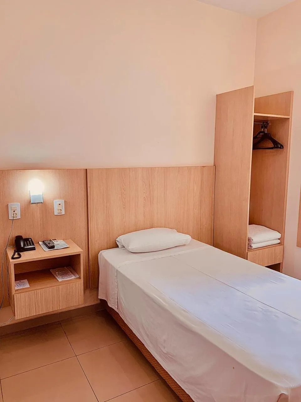 Bedroom, Bed in Victoria Plaza Hotel