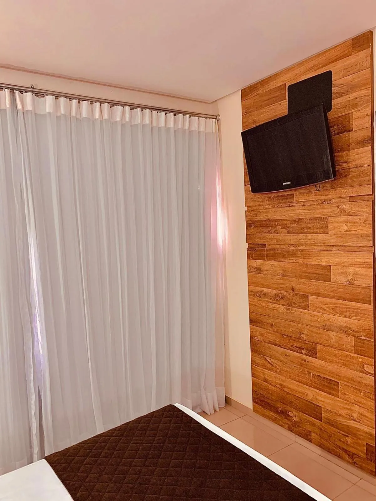 TV and multimedia, Bed in Victoria Plaza Hotel