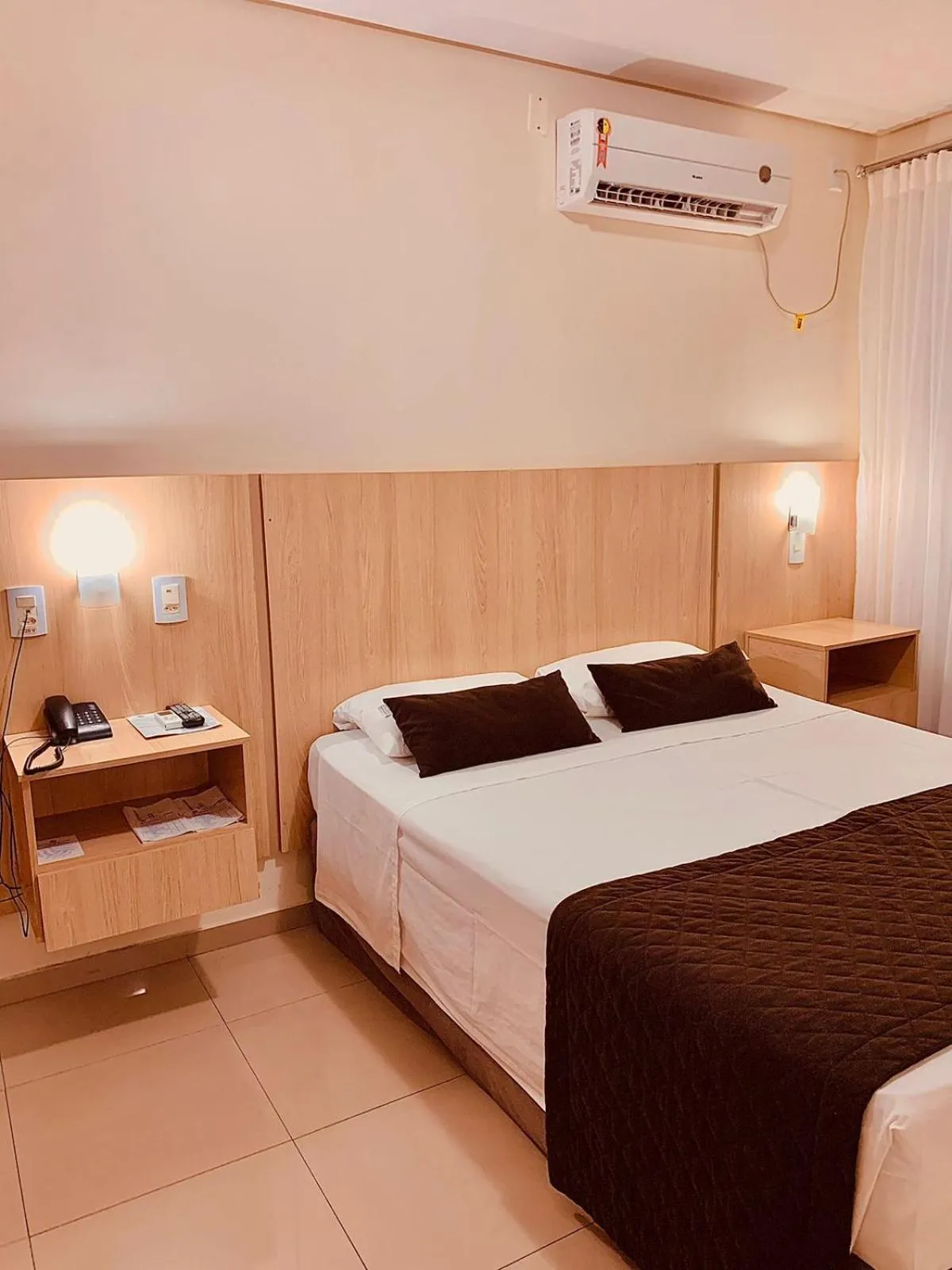 Bedroom, Bed in Victoria Plaza Hotel