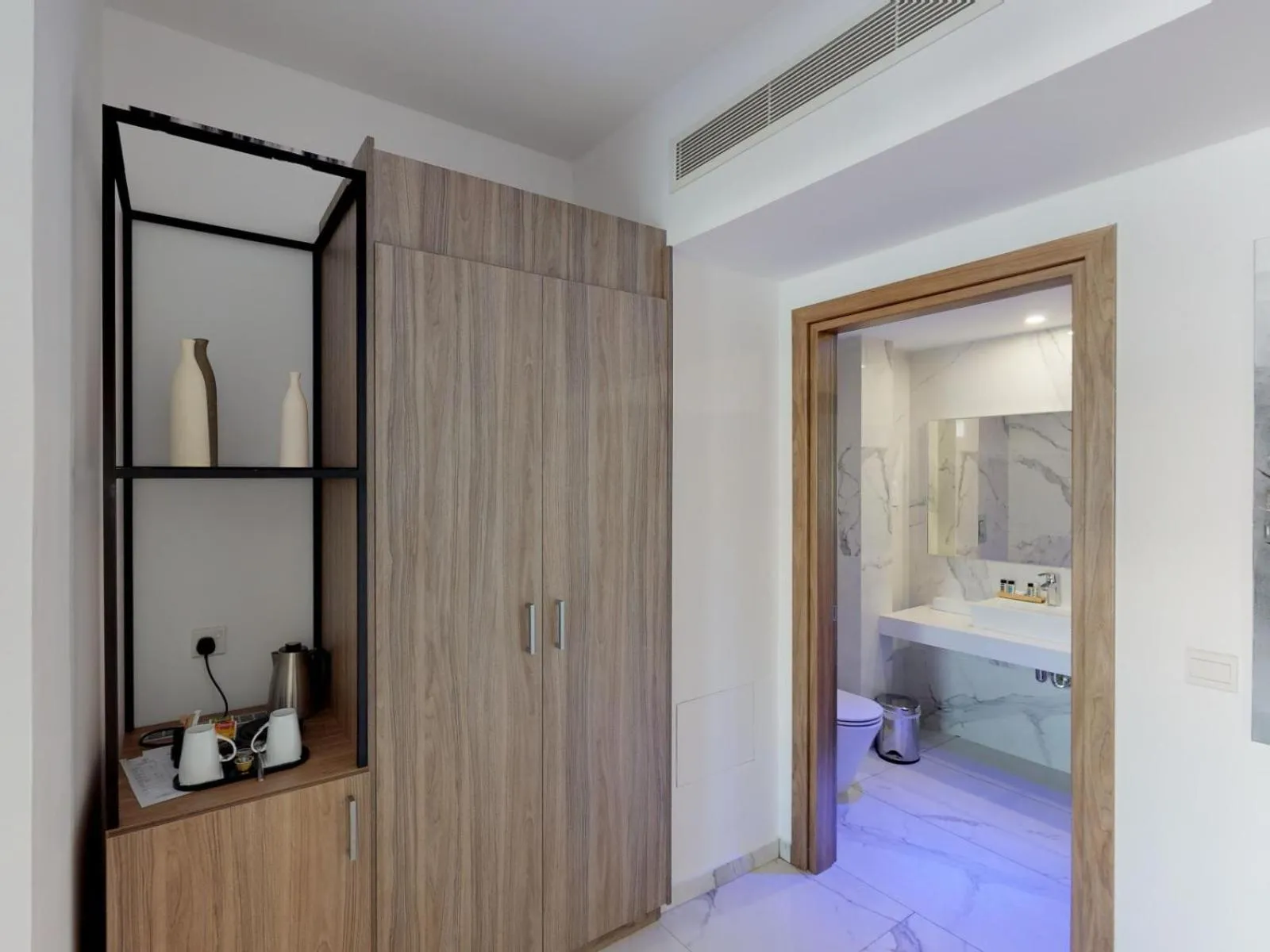 wardrobe, Bed in The Blue Ivy Hotel & Suites