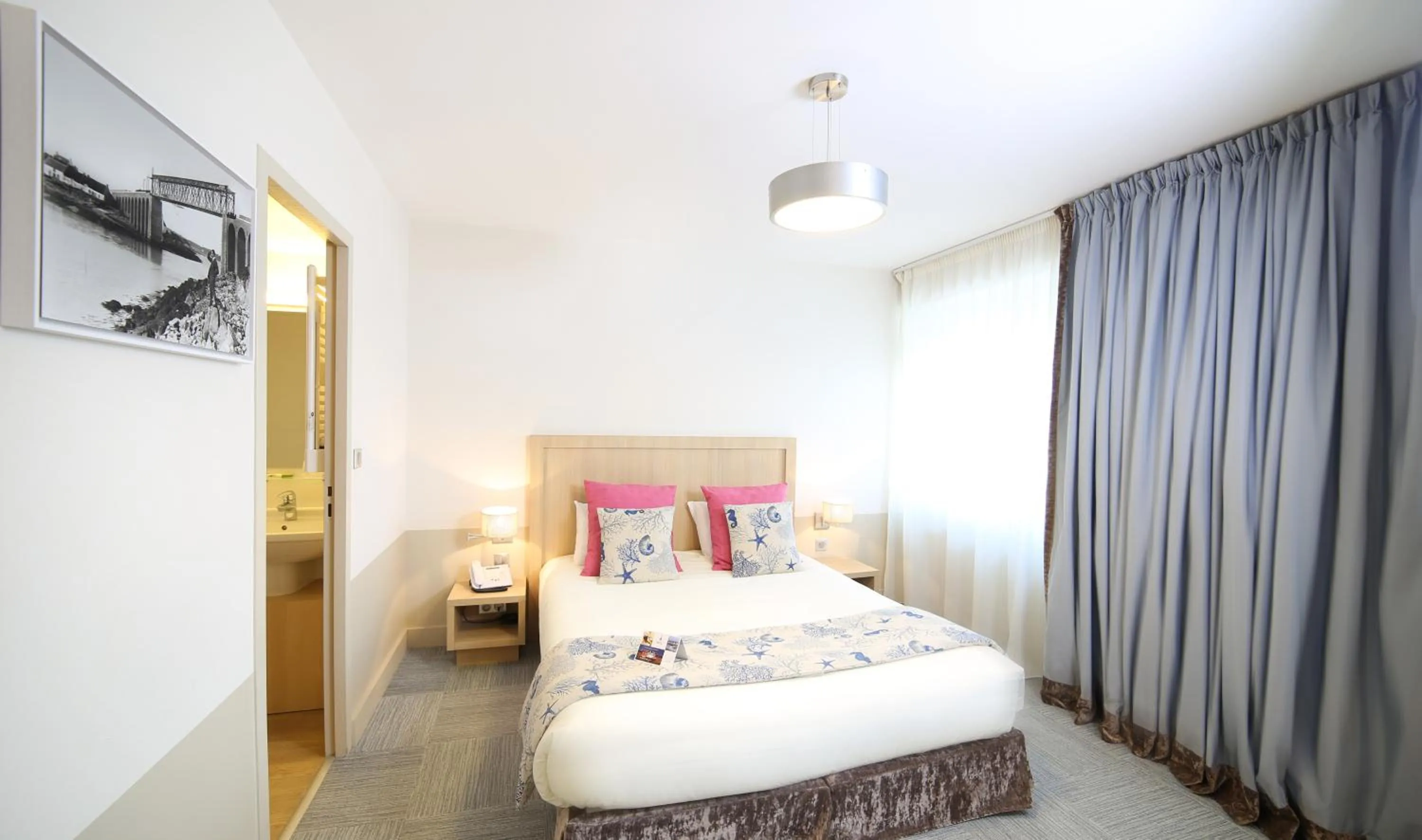 Photo of the whole room, Bed in Trinite Hotel