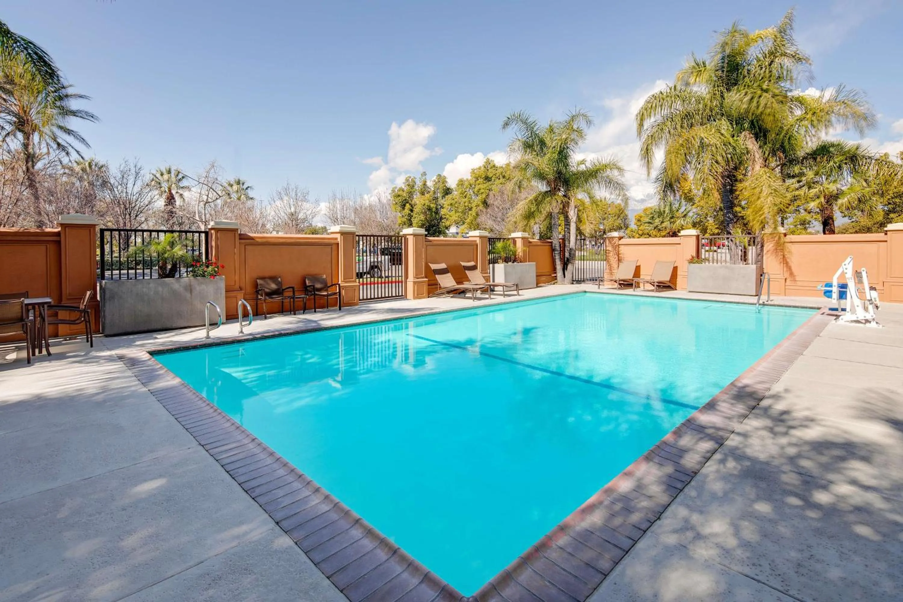 Swimming pool in Hyatt Place Ontario/Rancho Cucamonga
