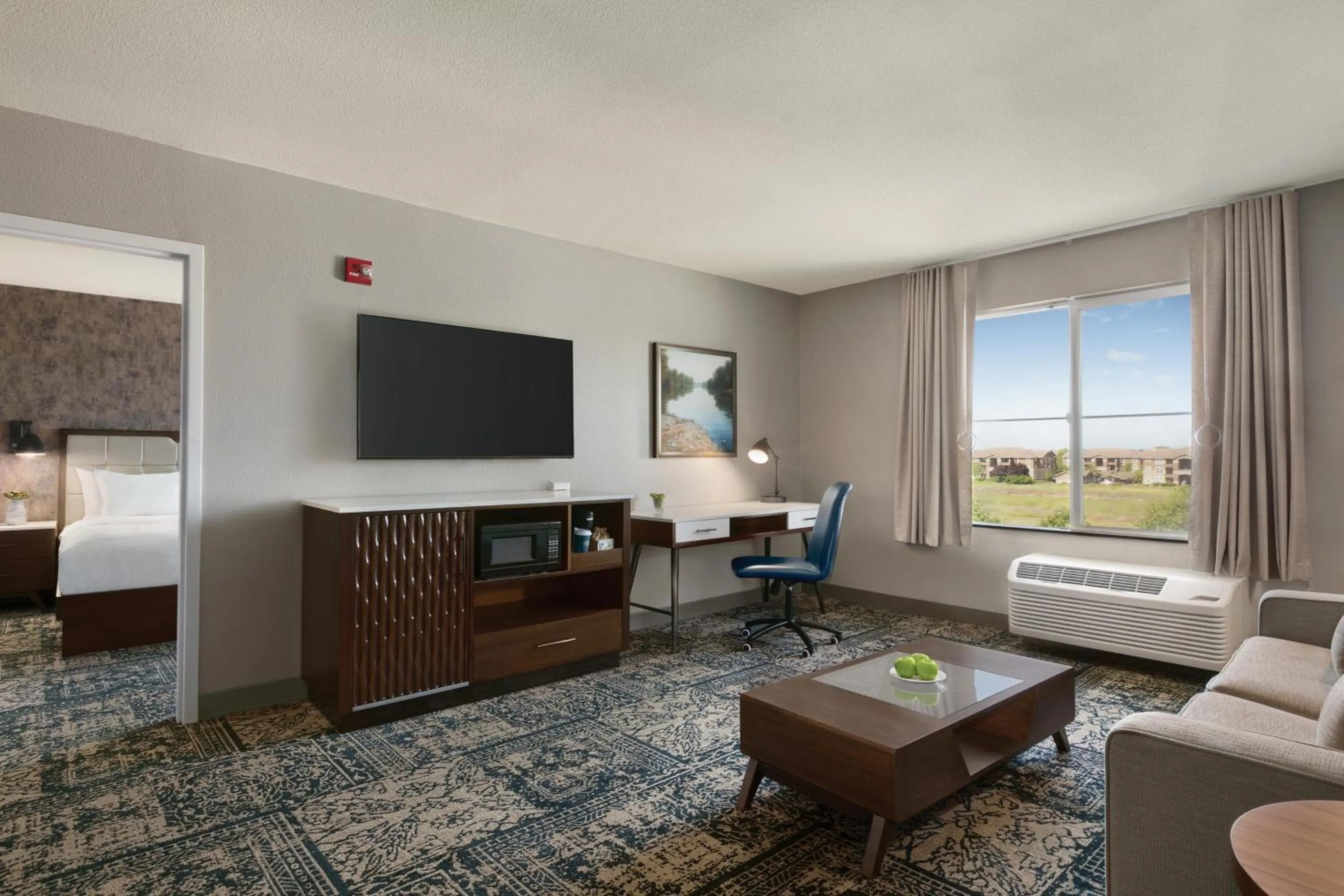 Living room, Bed in Four Points by Sheraton Sacramento Airport