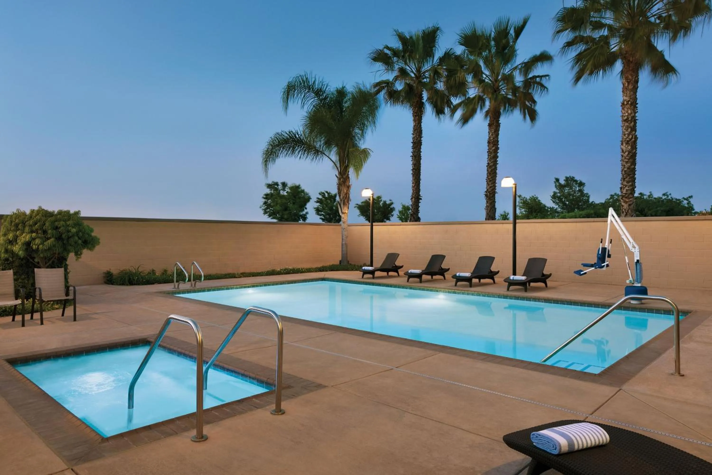 Swimming pool in Four Points by Sheraton Sacramento Airport
