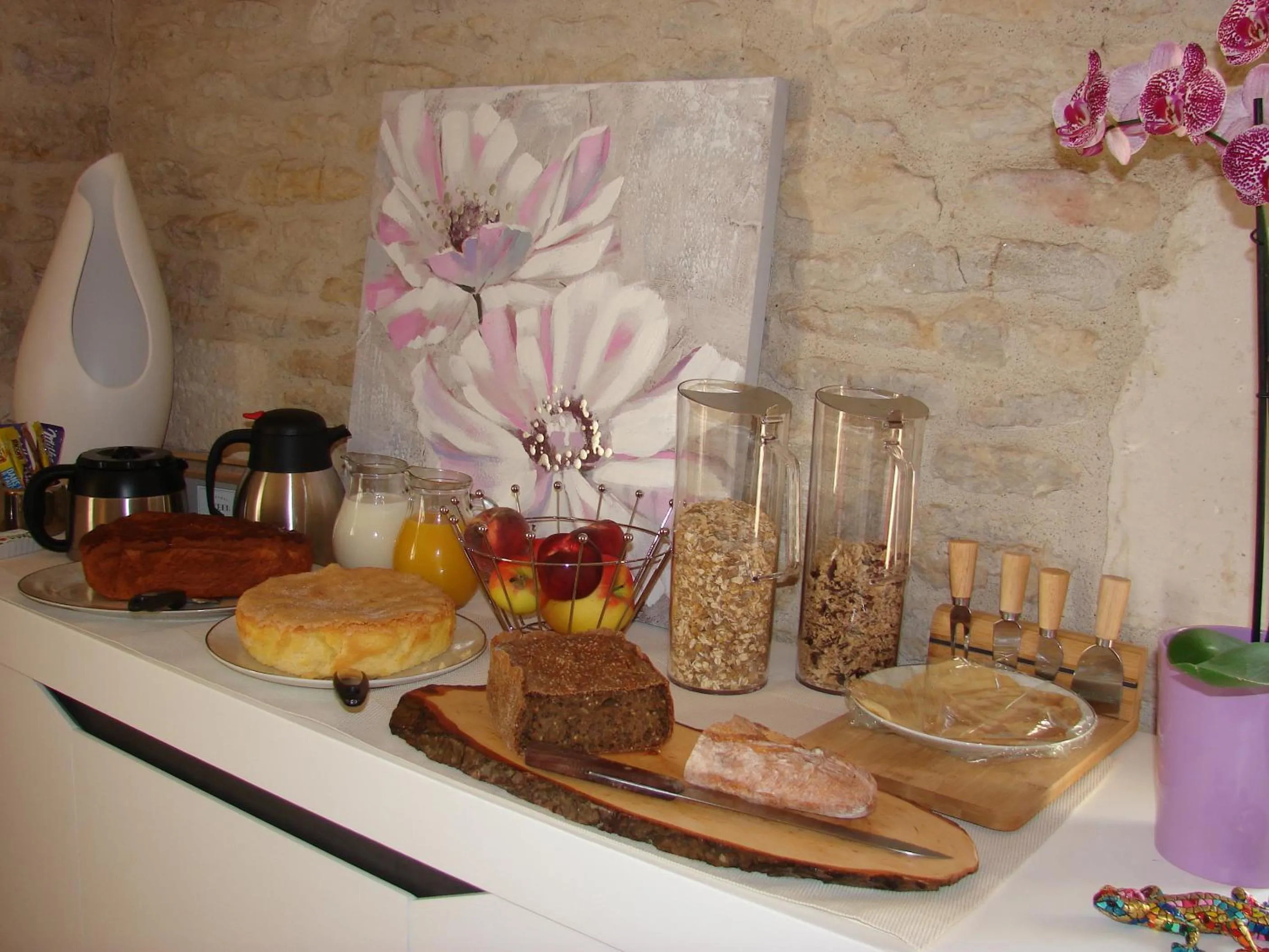 Continental breakfast in Le Marais Picotin