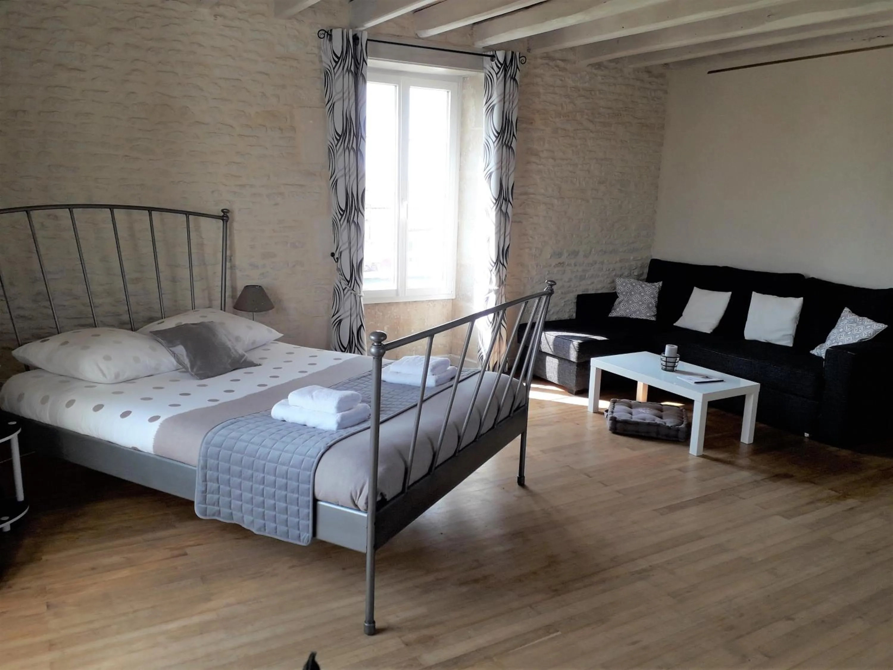 Photo of the whole room, Bed in Le Marais Picotin