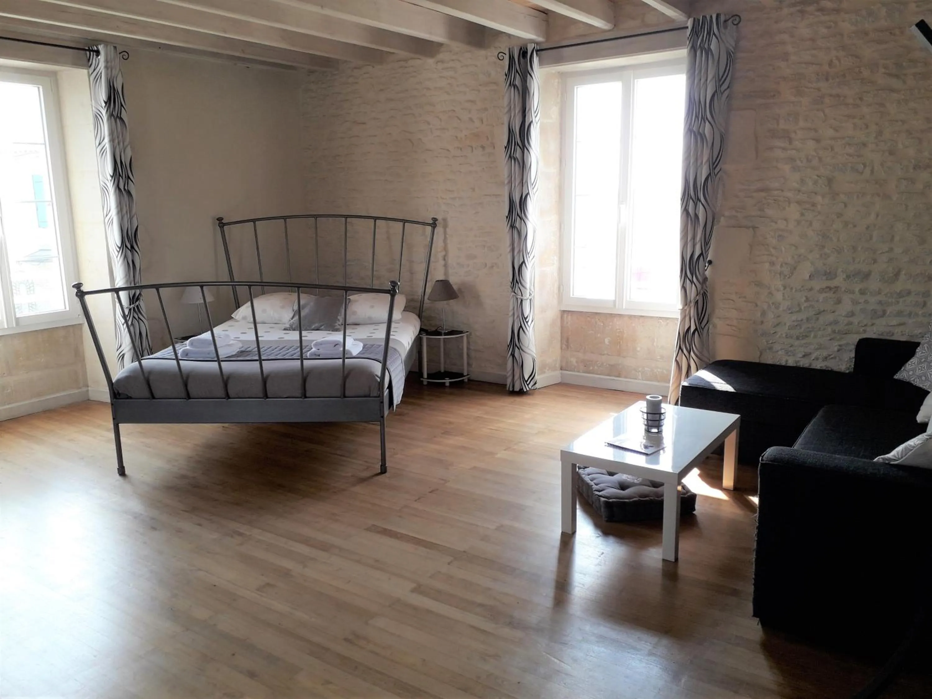 Photo of the whole room, Bed in Le Marais Picotin