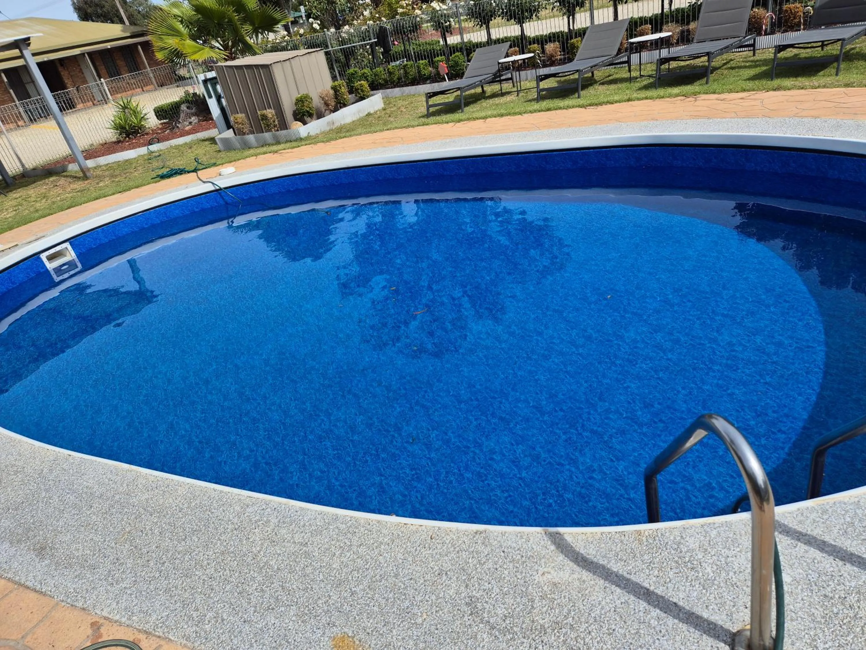 Swimming pool in Statesman Motor Inn