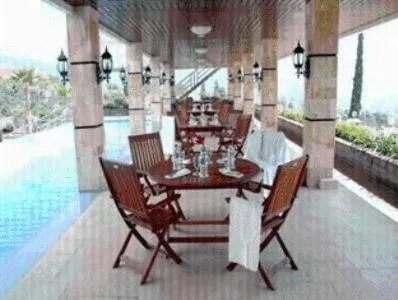 Restaurant/places to eat in Royal Senyiur Hotel