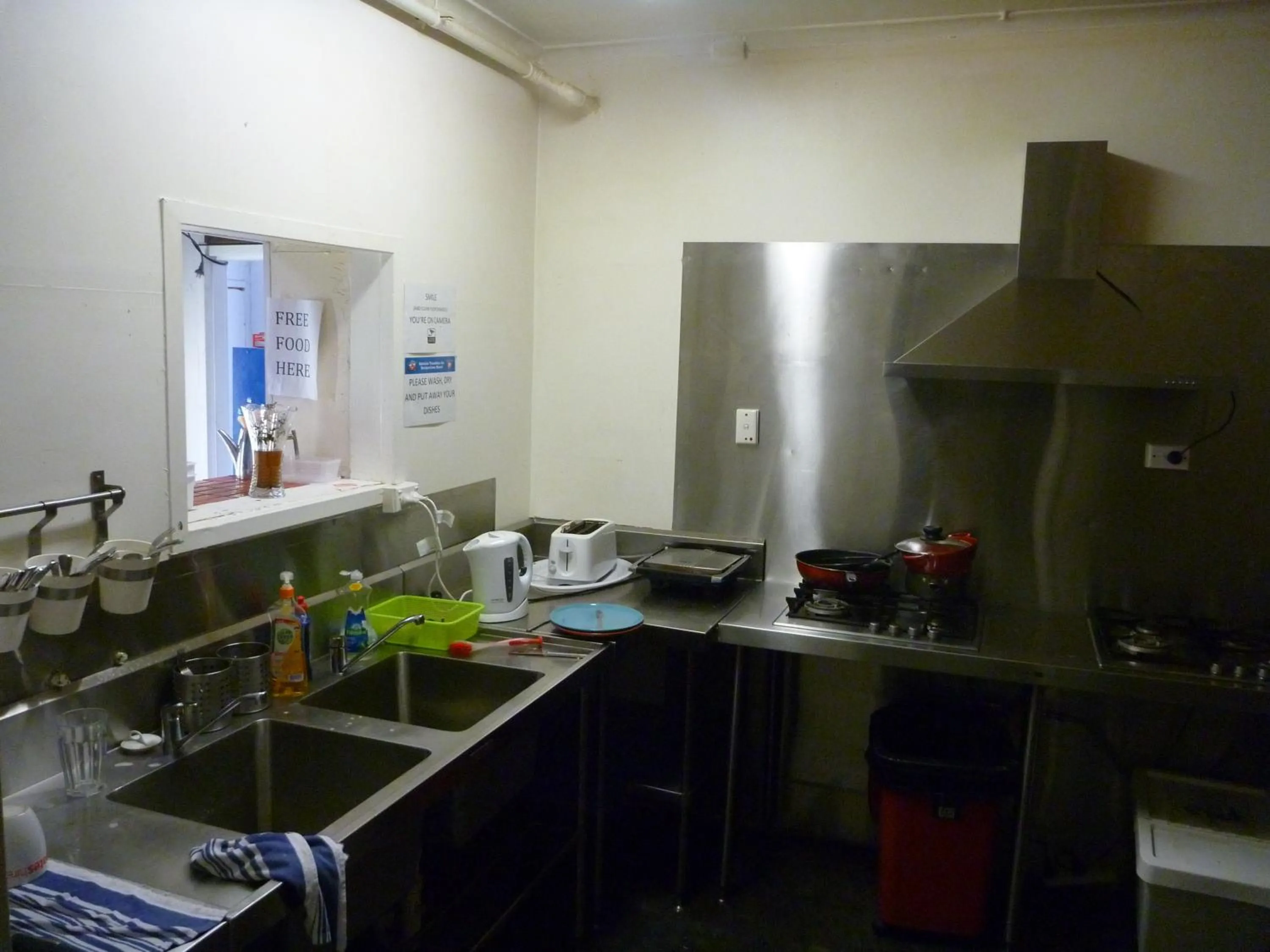Kitchen or kitchenette in Adelaide Travellers Inn Backpackers Hostel