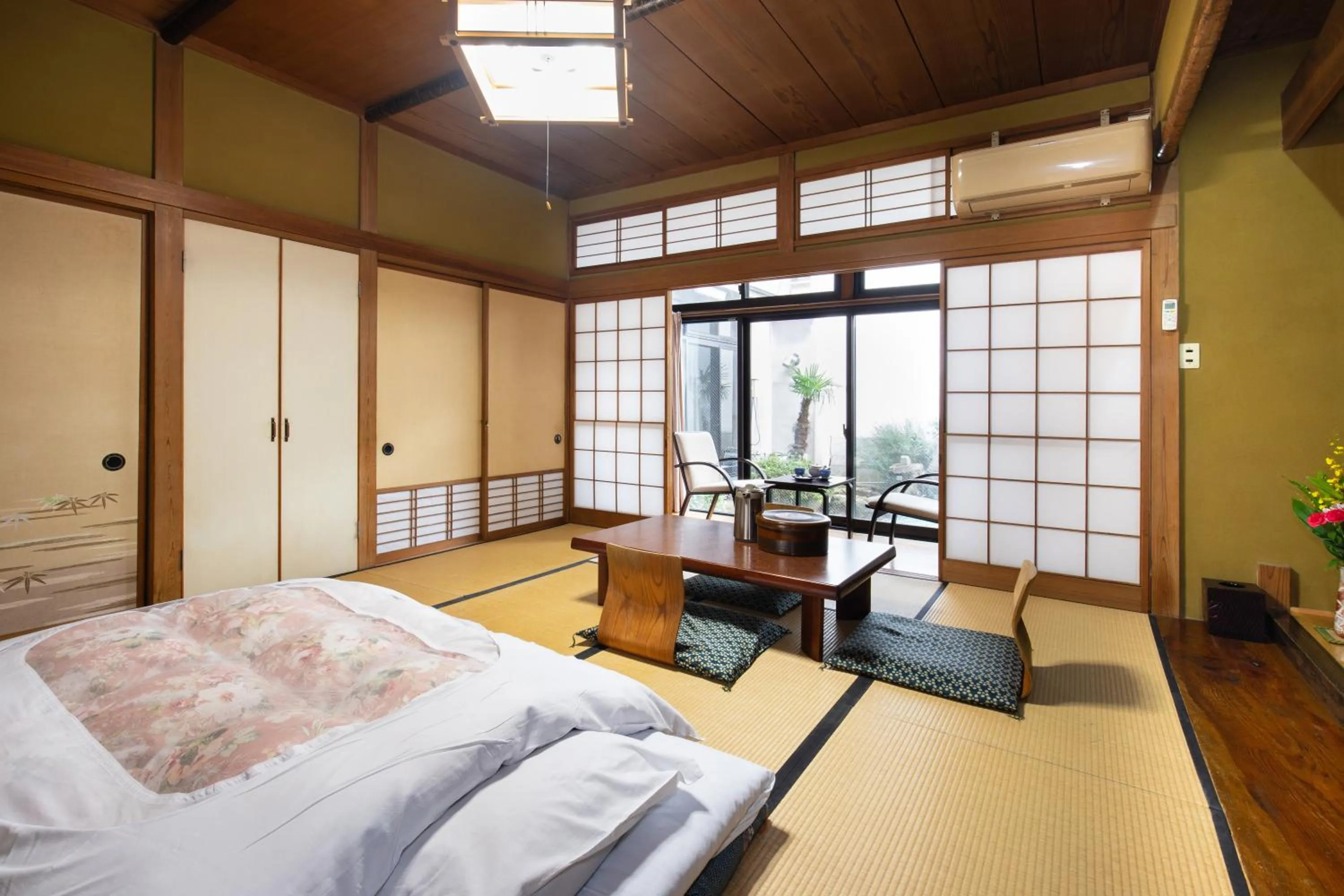 Photo of the whole room, Bed in Daibutsu Ryokan