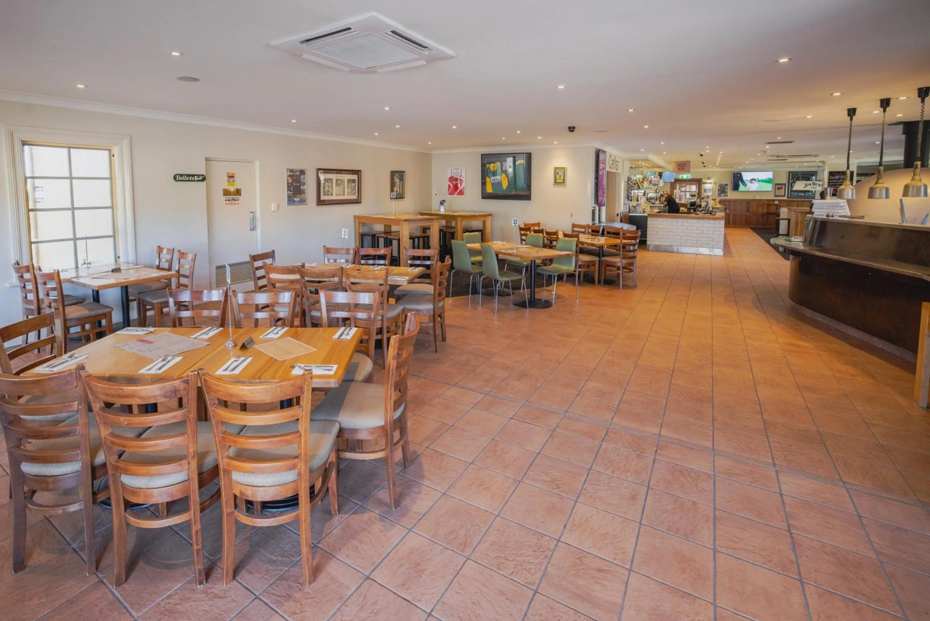 Restaurant/places to eat in Country Club Villas