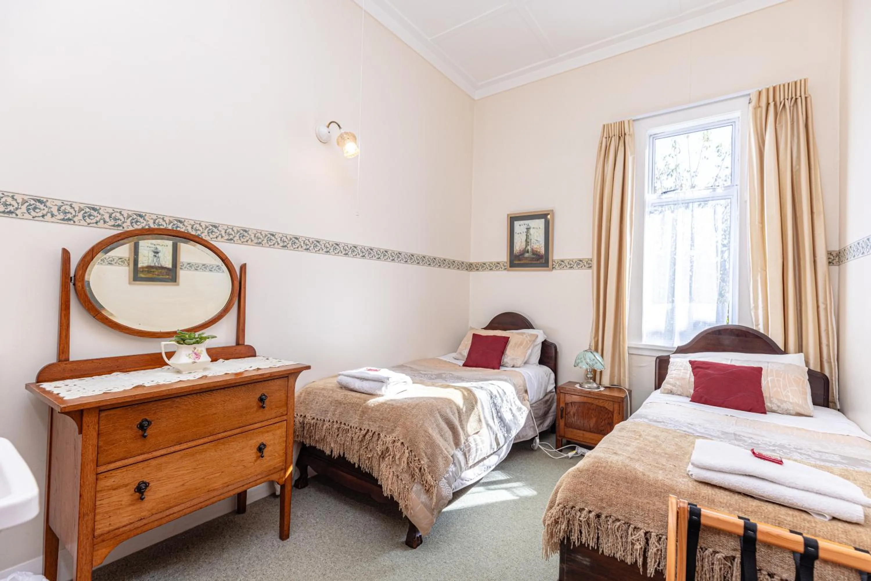 Photo of the whole room, Bed in Braemar House B&B and YHA Hostel