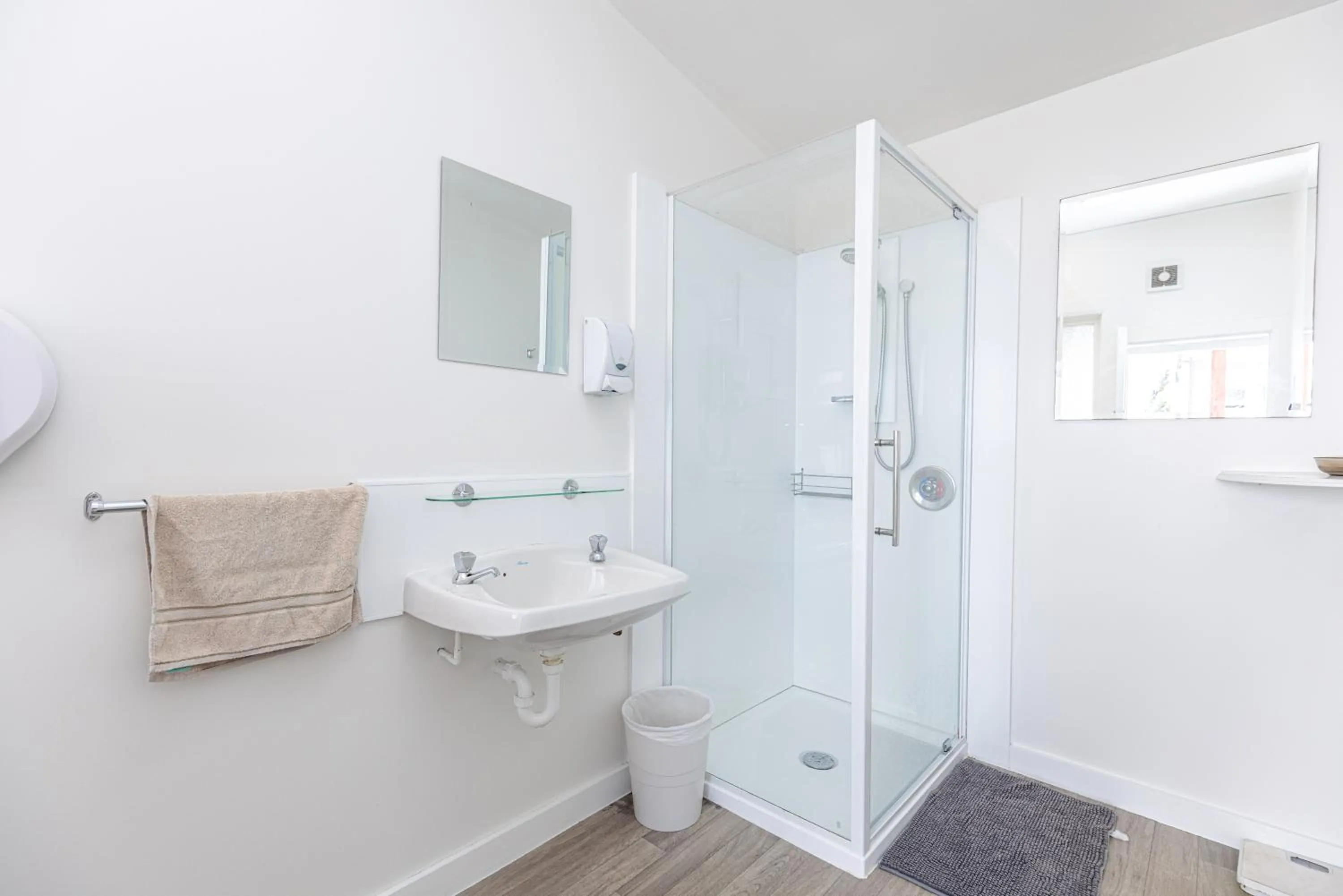 Bathroom in Braemar House B&B and YHA Hostel