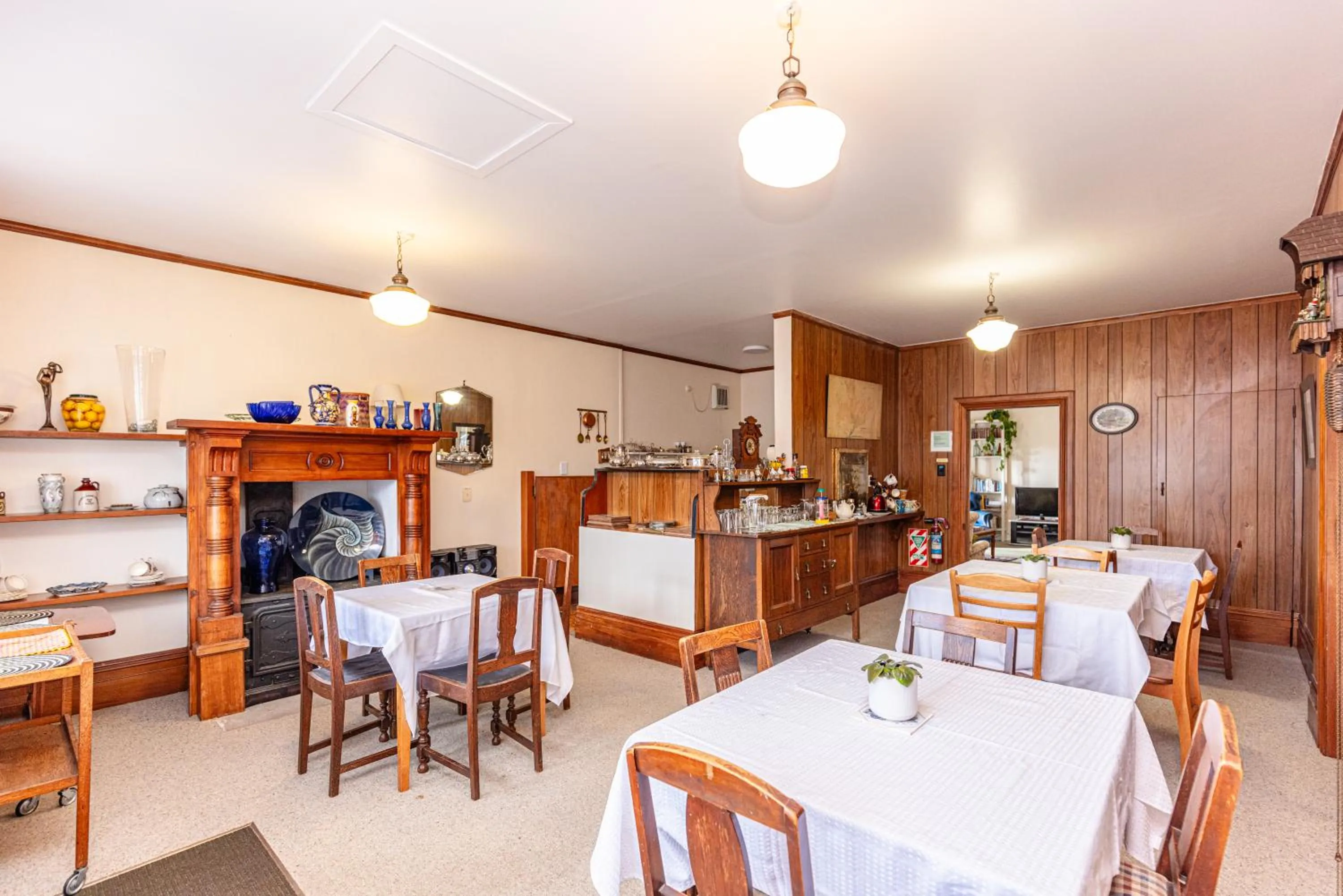Dining area in Braemar House B&B and YHA Hostel