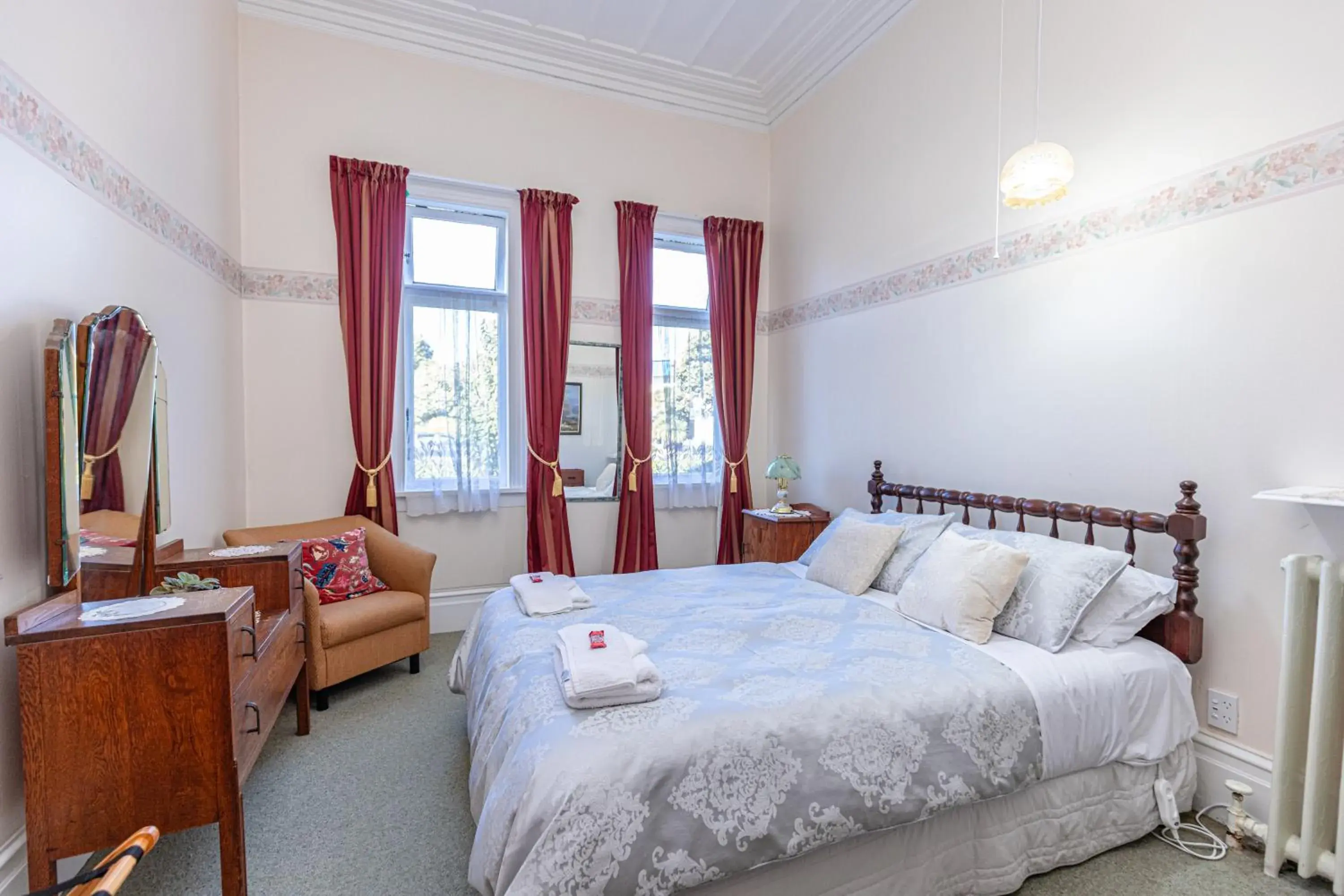 Deluxe Queen Room in Braemar House B&B and YHA Hostel Deluxe Queen Room in Braemar House B&B and YHA Hostel