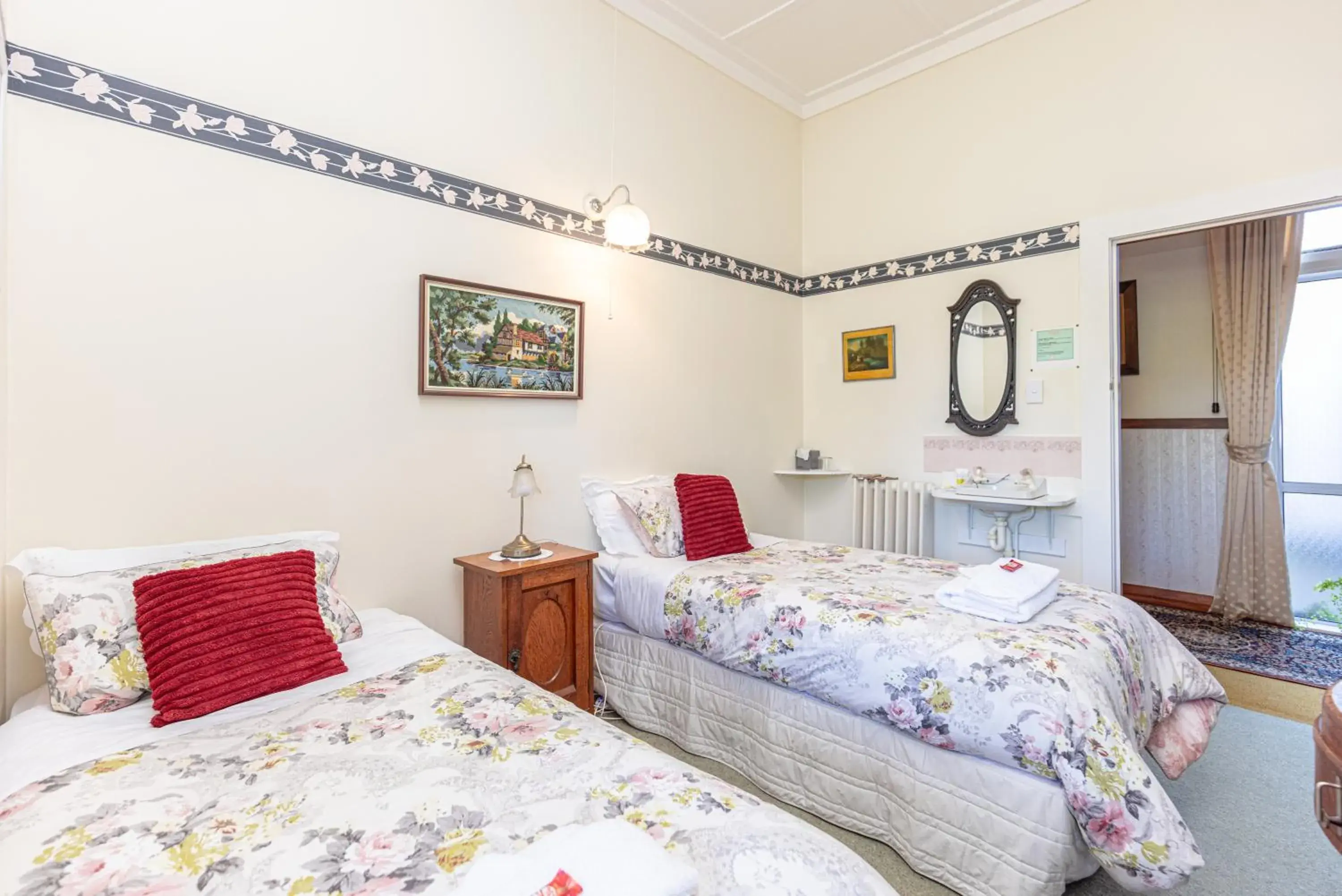 Deluxe Twin Room - single occupancy in Braemar House B&B and YHA Hostel Deluxe Twin Room - single occupancy in Braemar House B&B and YHA Hostel