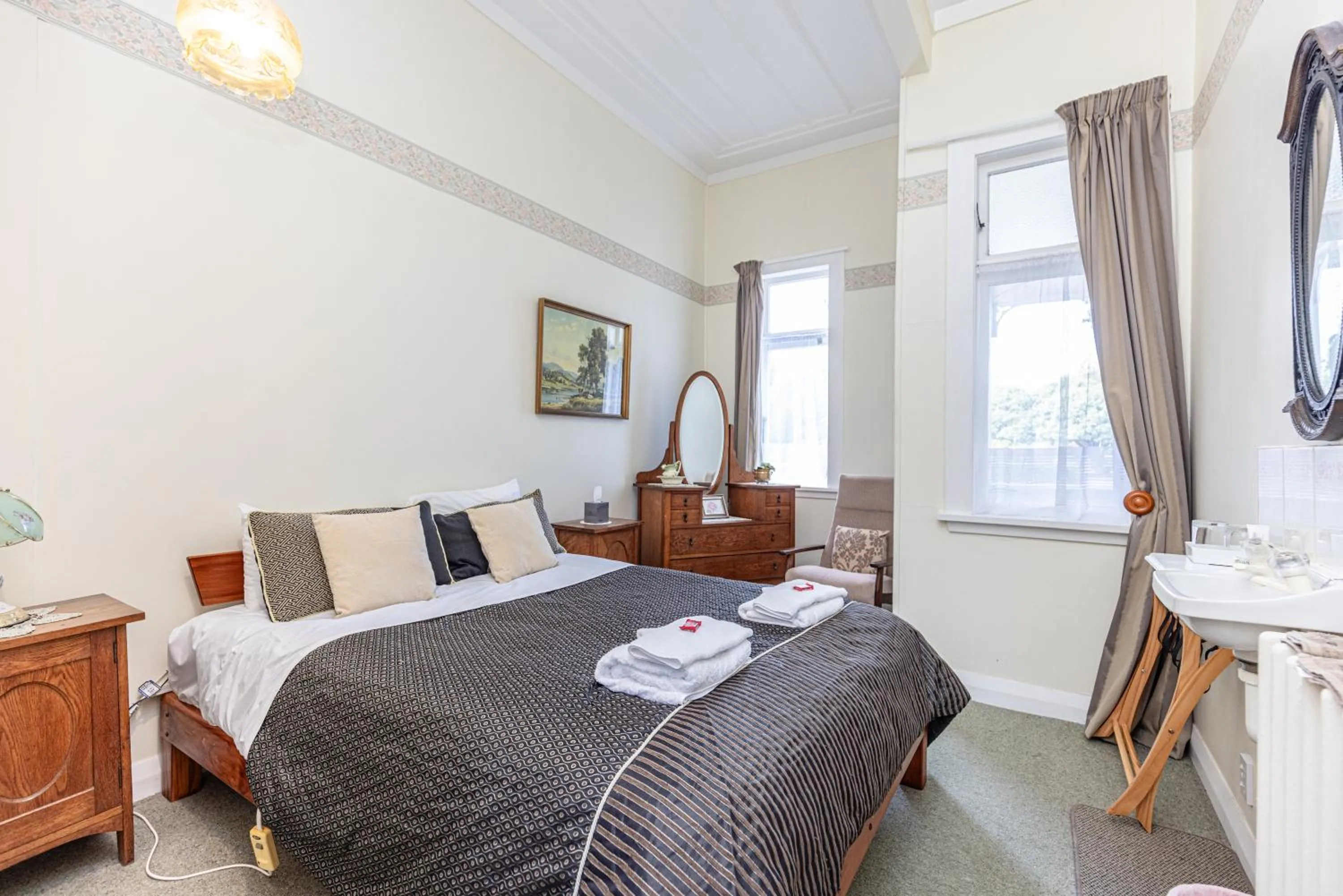 Photo of the whole room, Bed in Braemar House B&B and YHA Hostel