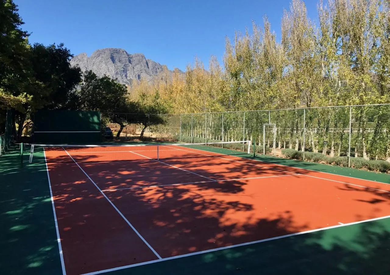 Tennis court in Auberge Clermont