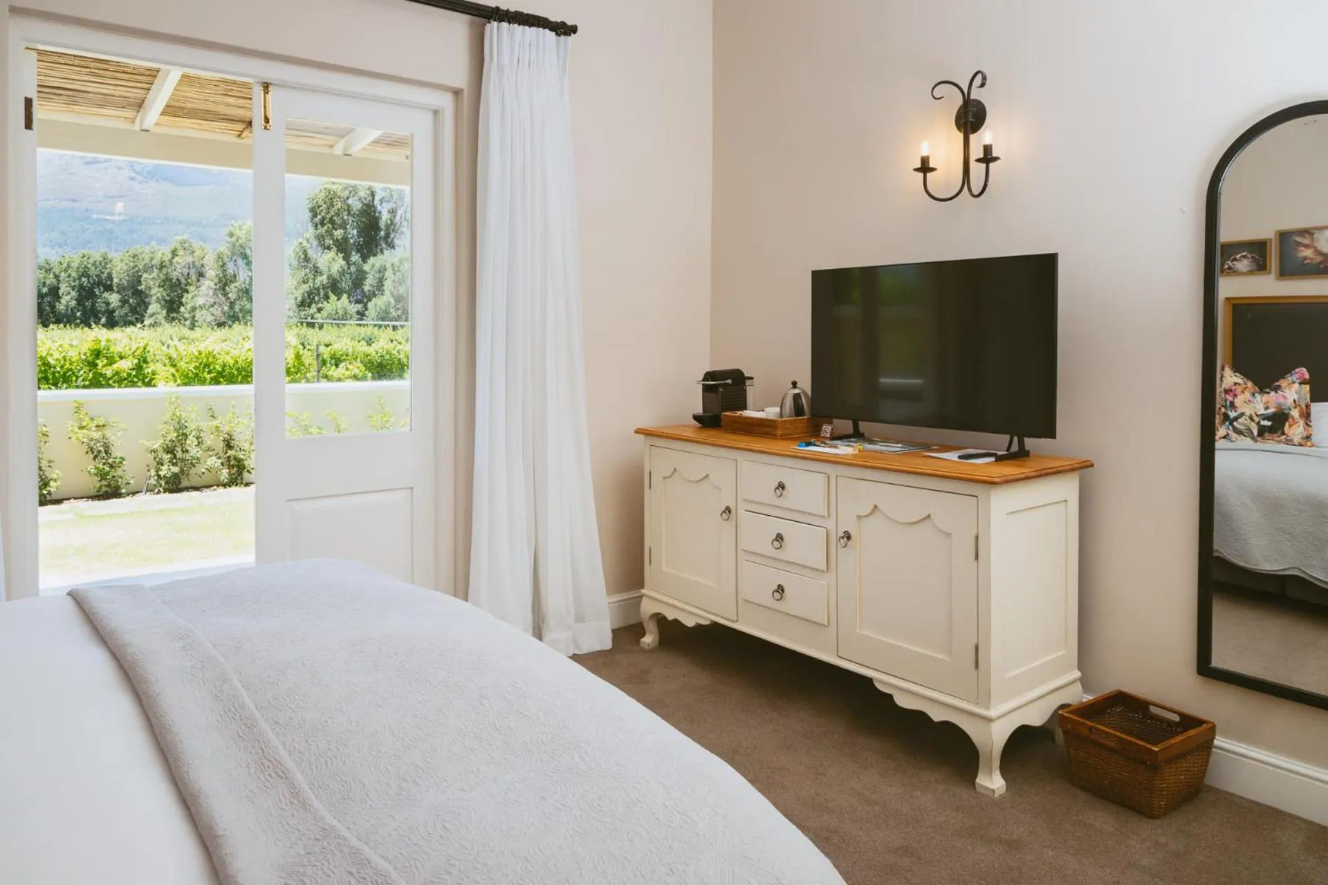 TV and multimedia, Bed in Auberge Clermont