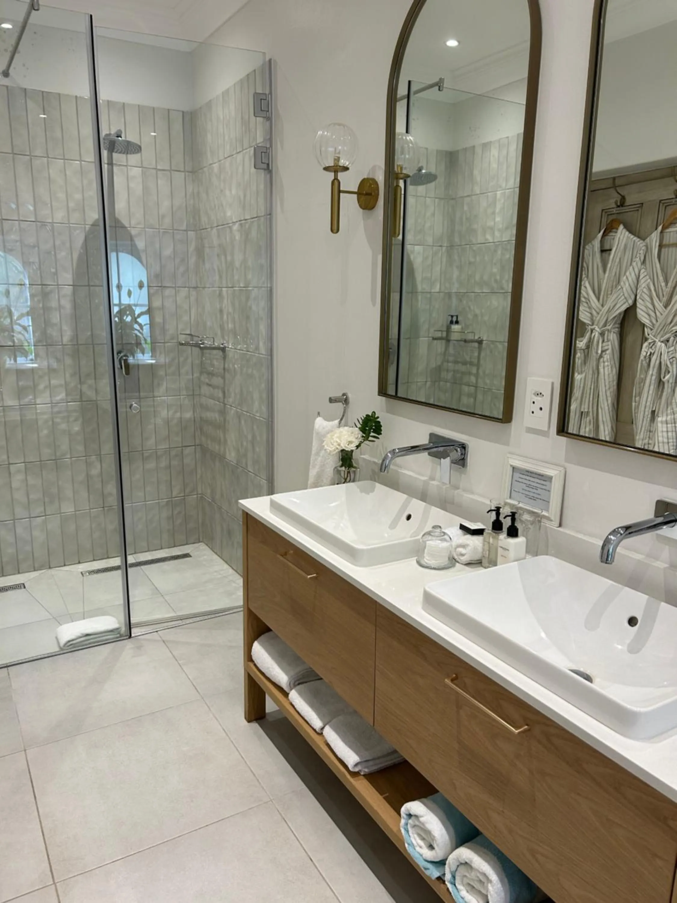 Shower in Auberge Clermont