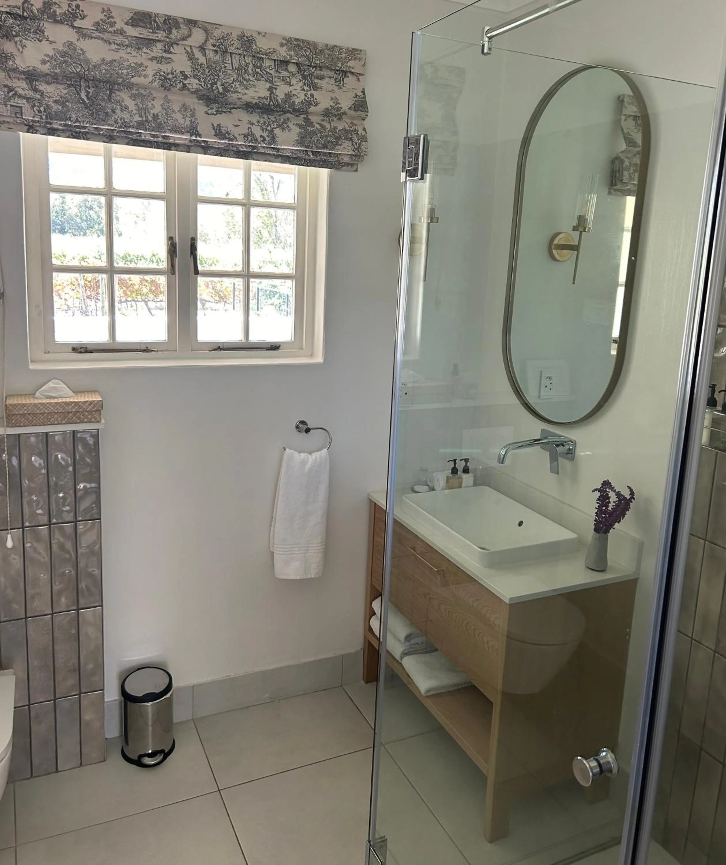 Shower in Auberge Clermont