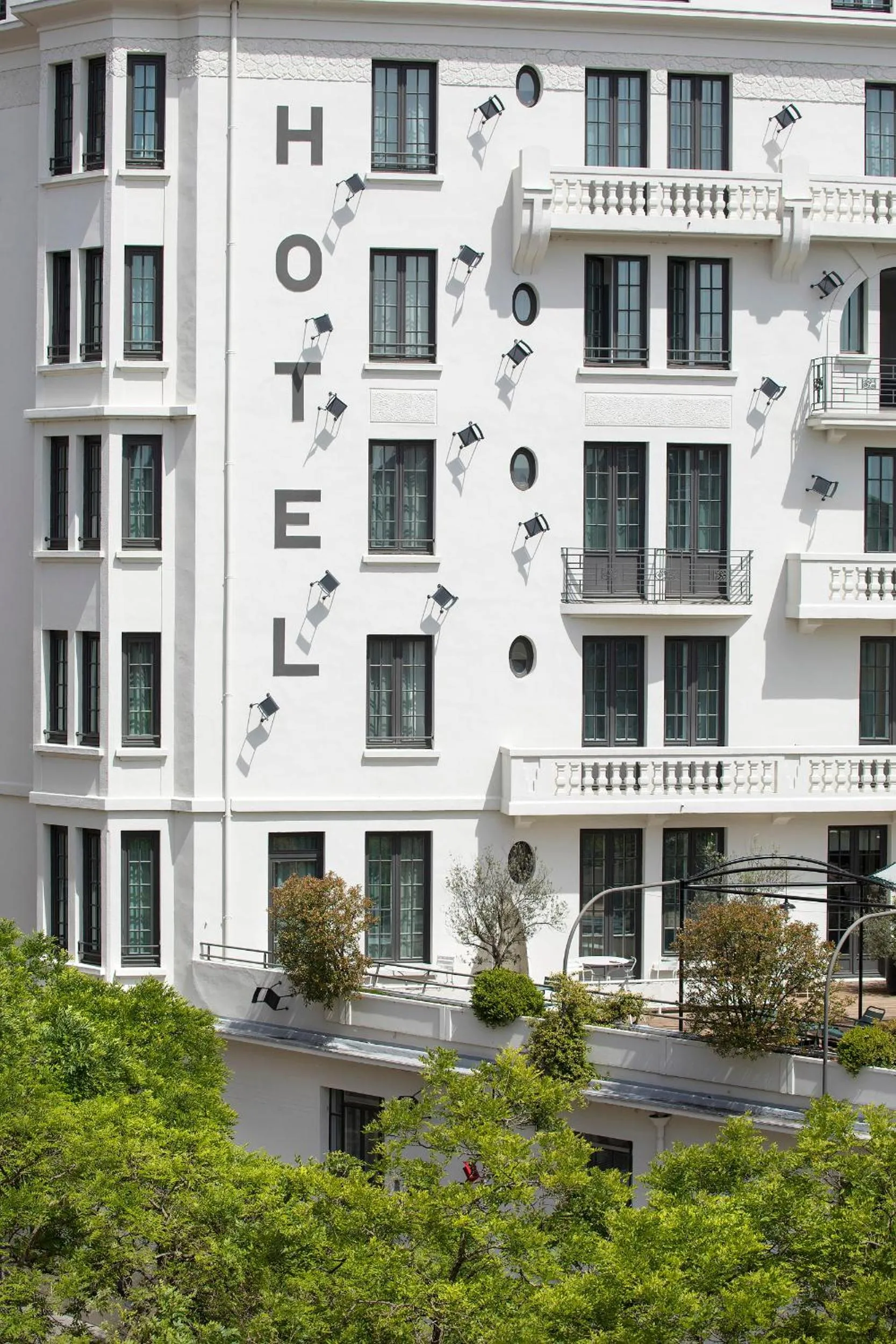 Property building in Collège Hôtel