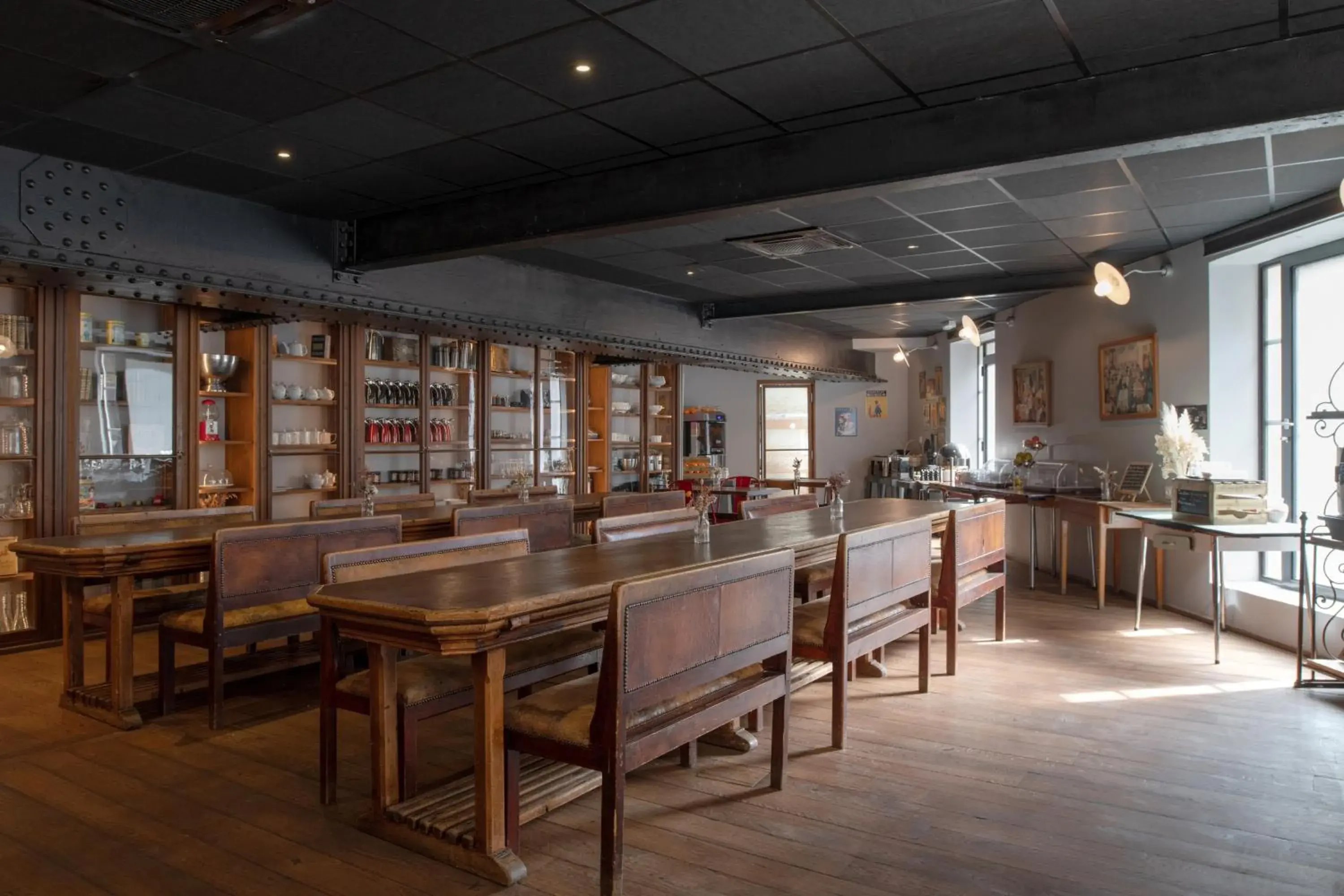 Property building in Collège Hôtel Property building in Collège Hôtel