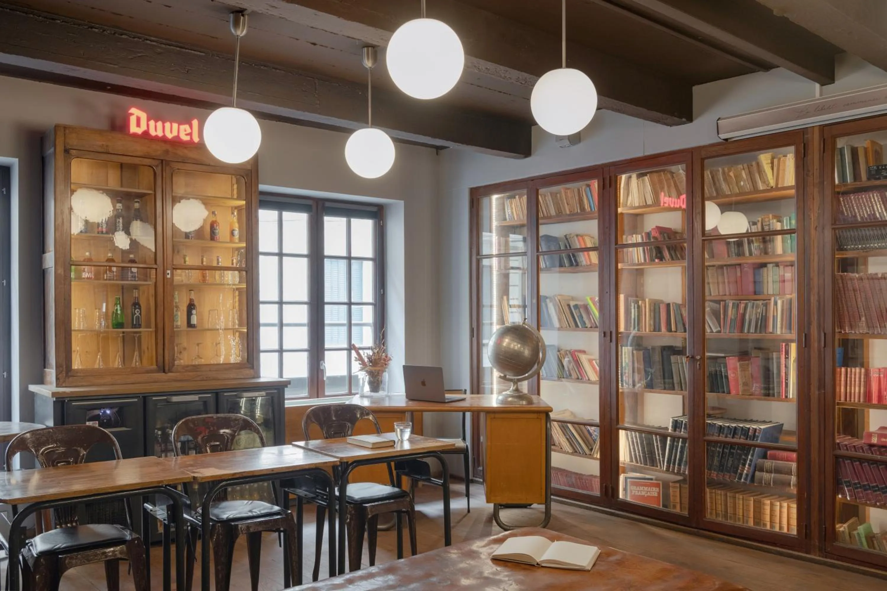 Property building in Collège Hôtel