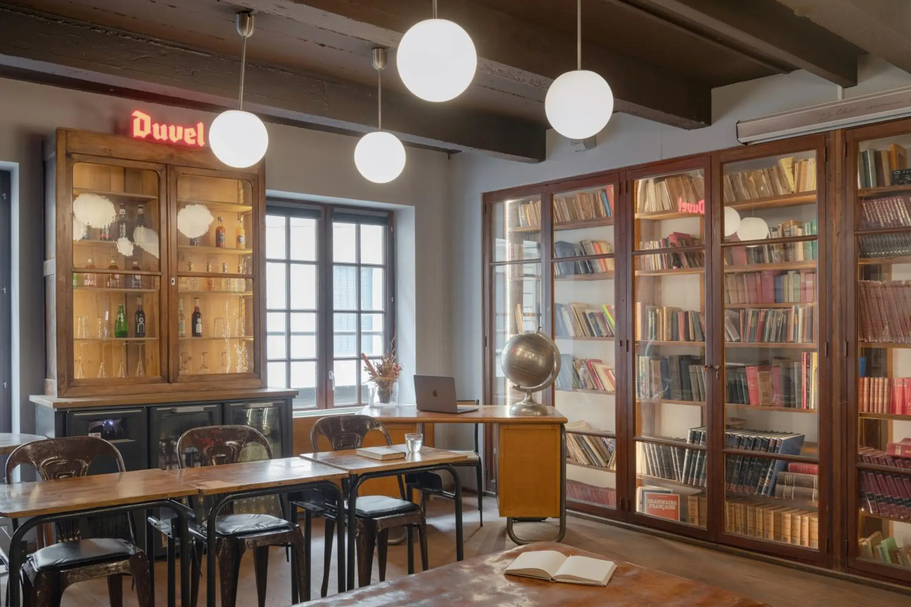 Property building in Collège Hôtel Property building in Collège Hôtel