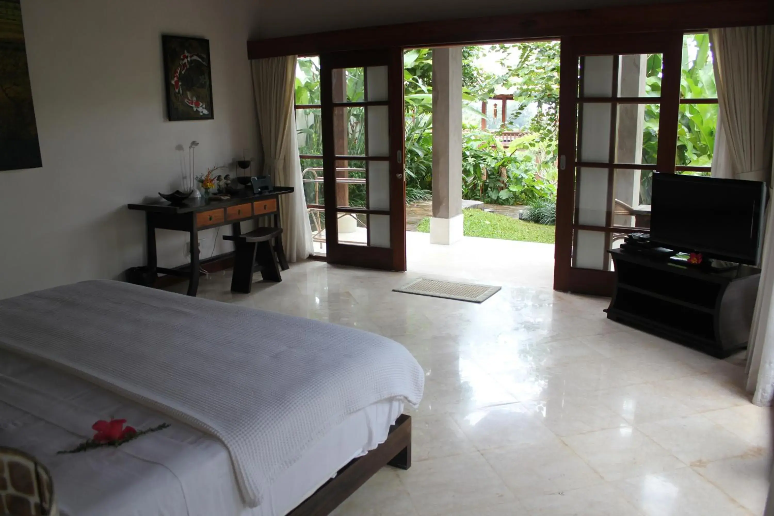 Bedroom, TV/Entertainment Center in Amori Villa Hotel