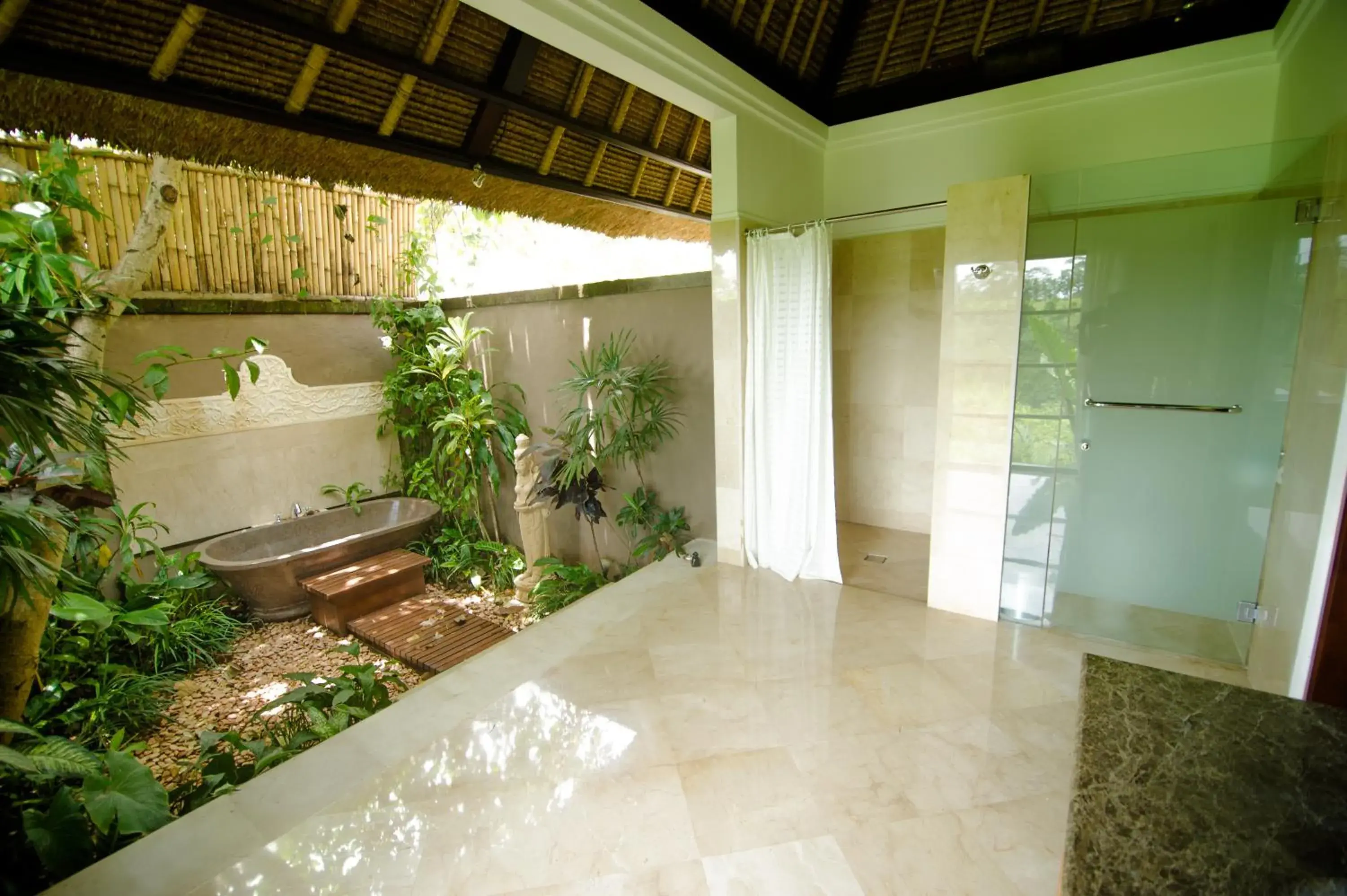 Bathroom, Garden View in Amori Villa Hotel