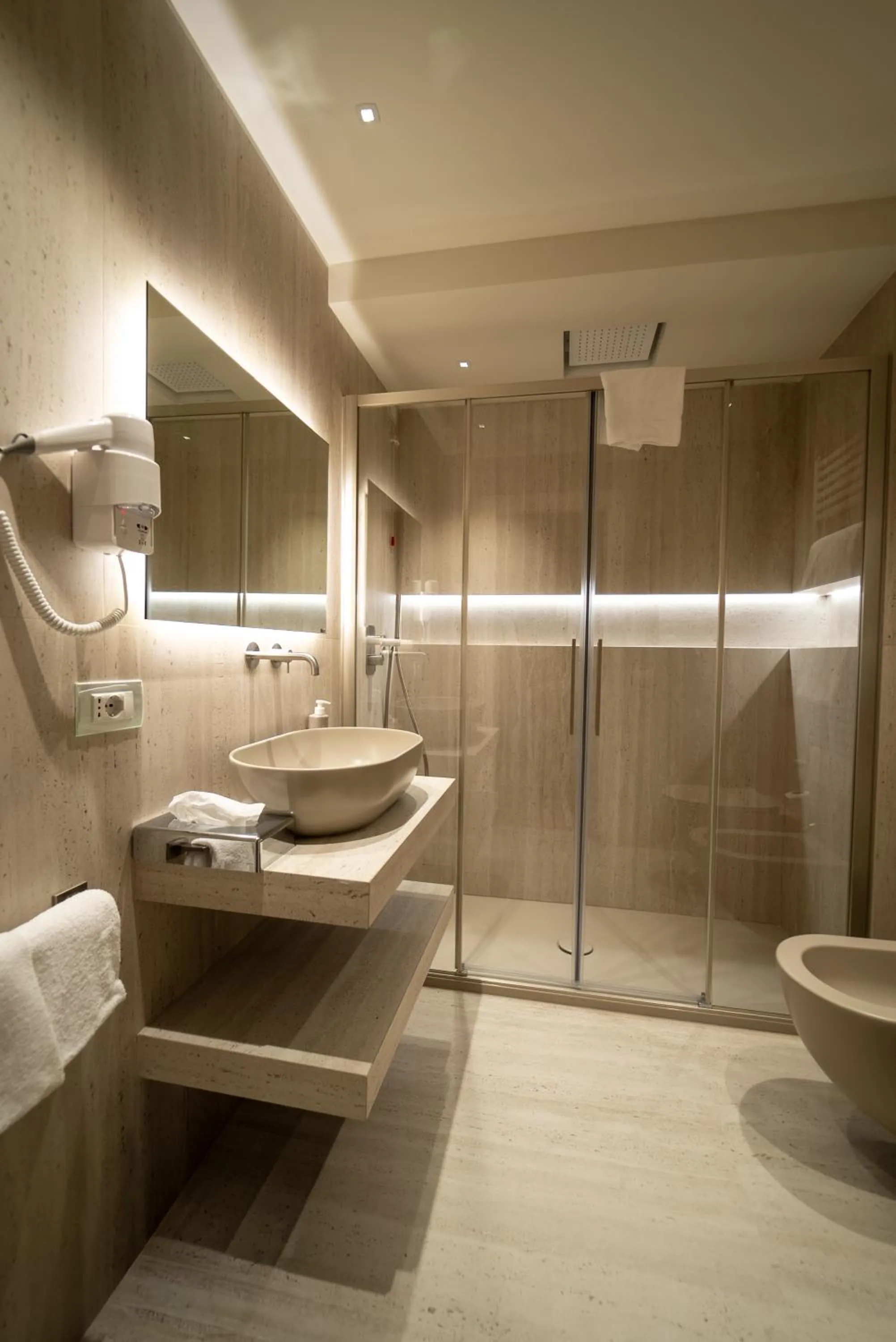 Shower in Grand Hotel Croce Di Malta