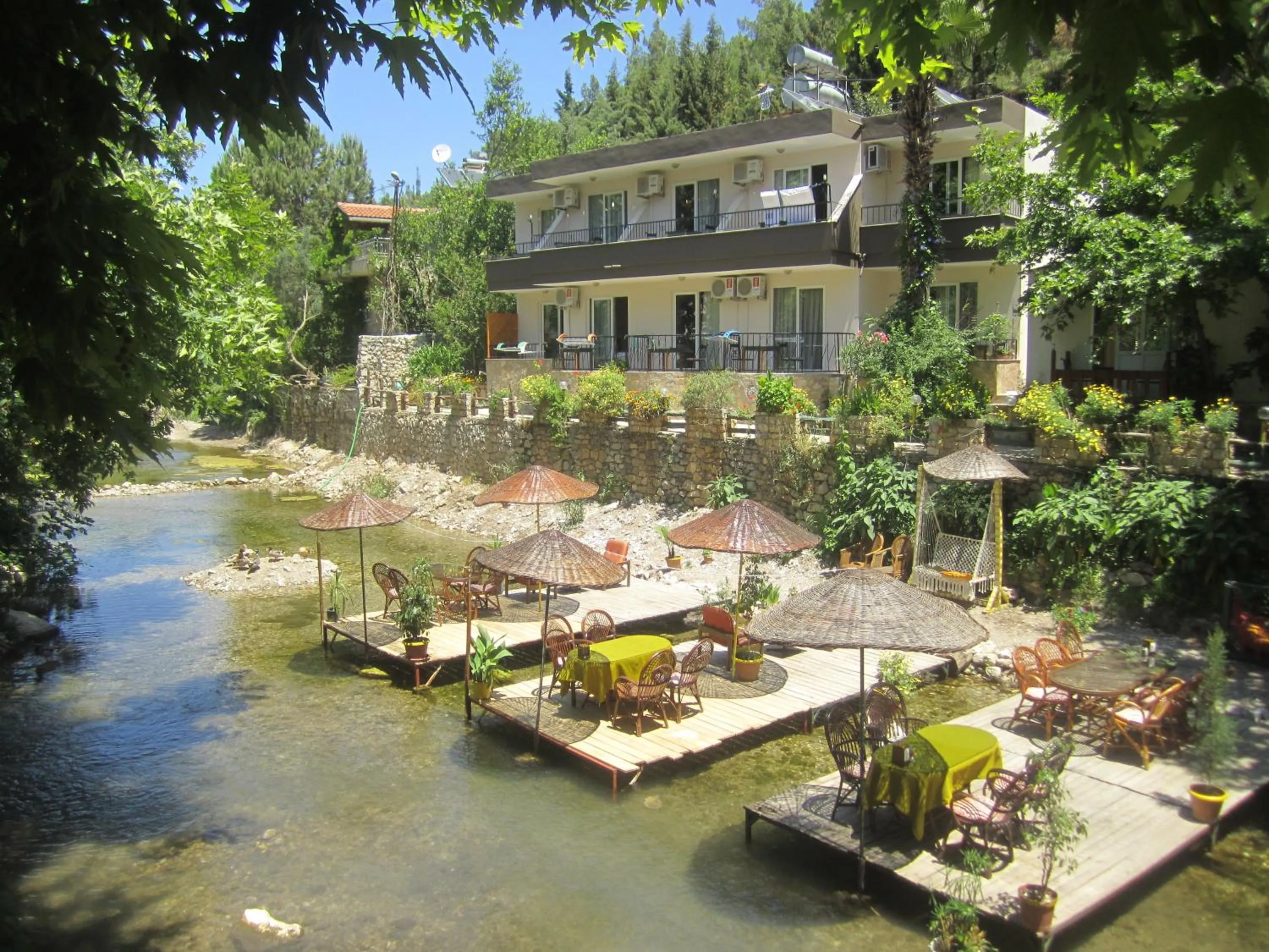 Restaurant/places to eat in Arikanda River Garden Hotel