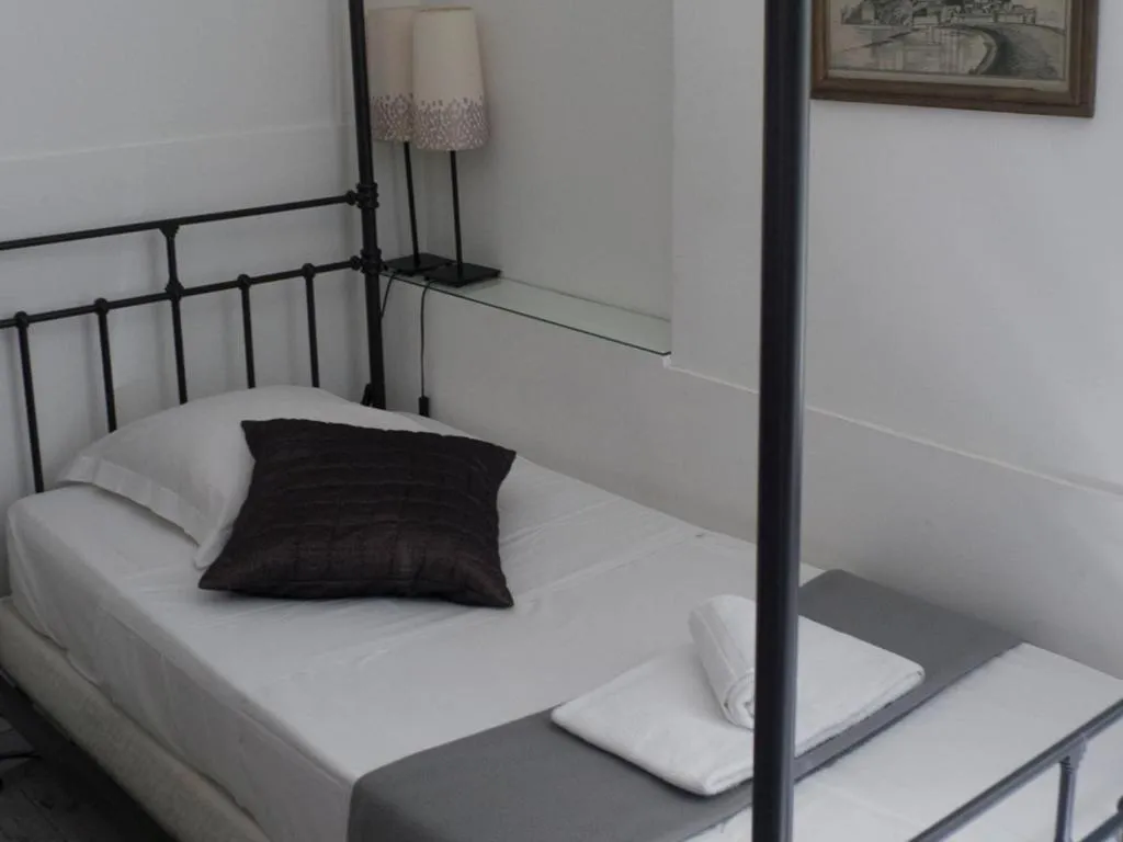 Bedroom, Bed in Chanteclair